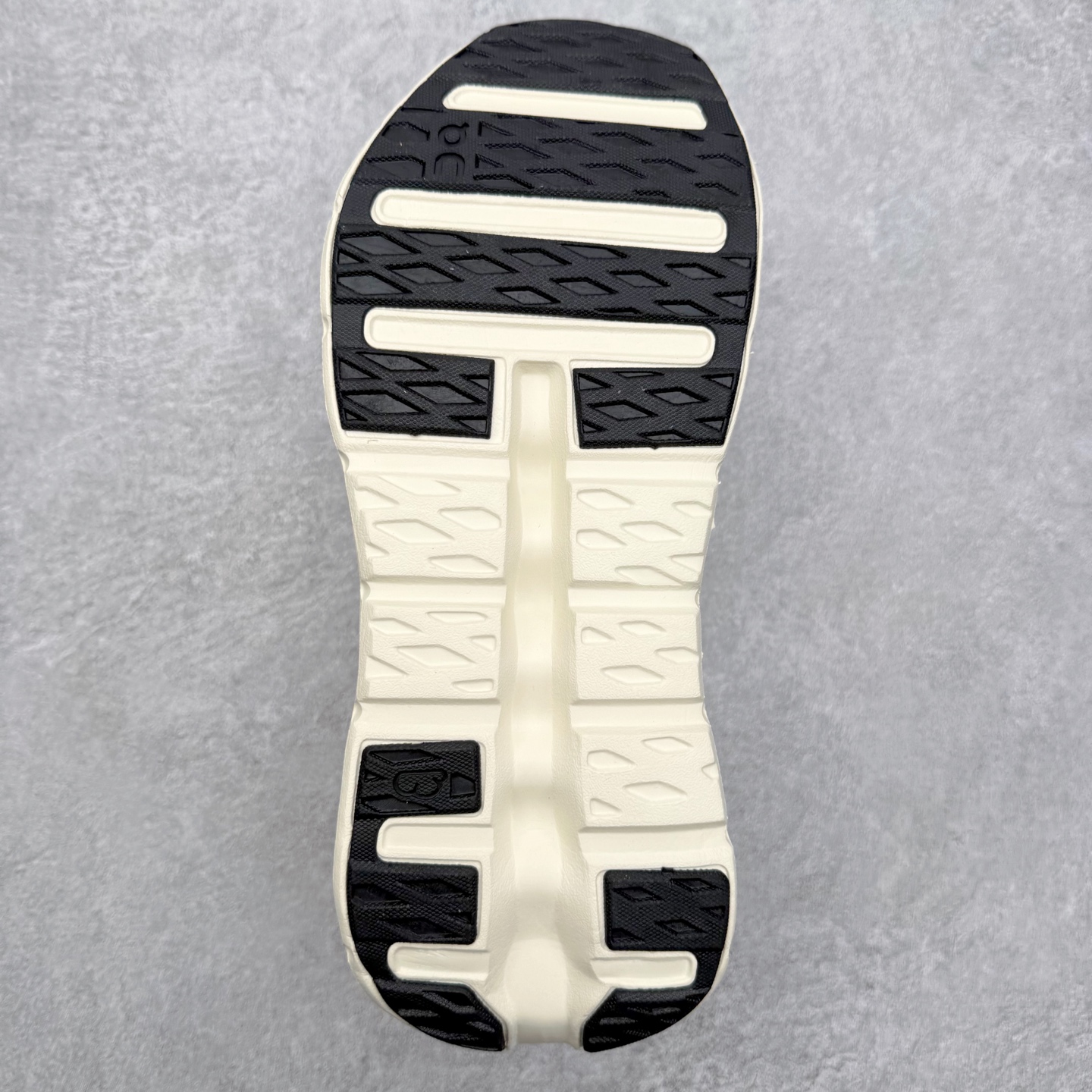 图片[9]-On昂跑 Cloudtilt 圆头系带减震耐磨低帮生活休闲鞋 此运动品牌 开创于2010年 缓震着陆、强效回弹、轻柔质感的设计构思始终是ON研制关键 与此同时基于“为全球提供革新性的跑步感受”信念 陆续推出了多款跑鞋及其以专业运动人体跑步工程学为设计关键的功能性跑步服饰设备 让跑者不费力气地畅快畅跑 尺码：36 36.5 37.5 38 38.5 39 40 40.5 41 42 42.5 43 44 44.5 45-选品中心