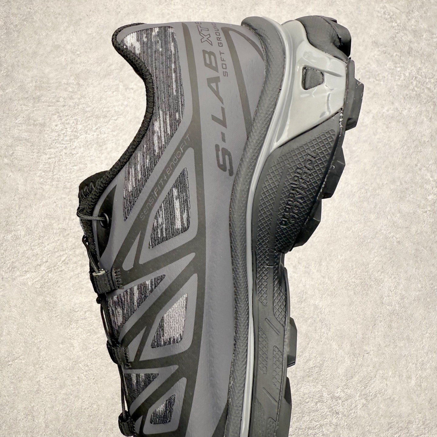 图片[7]-Salomon XT-6 萨洛蒙复古潮流户外机能登山跑鞋 纯原外贸平台特供订单 耗时半年巨作 全套原纸板楦头开发 原厂特供网布配套加持 确保原汁原味 完美呈现版型 原档数据独家私模五层组合大底 男女鞋同步官方开发至46.5 原装Ortholite轻量化鞋垫 中底布带钢印编号 原厂TPU锁扣 进口港宝加持 后跟自然饱满 还原公司包裹性 鞋面以“锯齿”状的包裹系统呈现 在基色底之下加入了各种色点缀 将公司的最新技术和时尚前卫的造型融入耐用的长跑款式中 鞋面由 TPU 薄膜制成 并焊接在高耐磨网眼上 使其既时尚又坚固 由 ACS底盘支撑 可增强稳定性和支撑力 以及由橡胶凸耳 Contragrip外底覆盖的 EVA 缓冲中底 旨在应对崎岖的地形 鞋舌上的彩色Salomon 标签、Quicklace 系统以及鞋头、鞋舌和鞋跟上的附加品牌使细节更加完美 让穿着者可以轻松驾驭户外与通勤下的任何运动生活场景 无缝鞋身户外随意纵横 颜值与脚感兼备 出街通勤 绝对非常吸睛 你值得拥有 尺码：36 36.5 37.5 38 38.5 39 40 40.5 41 42 42.5 43 44 44.5 45 注意：偏小1码-选品中心