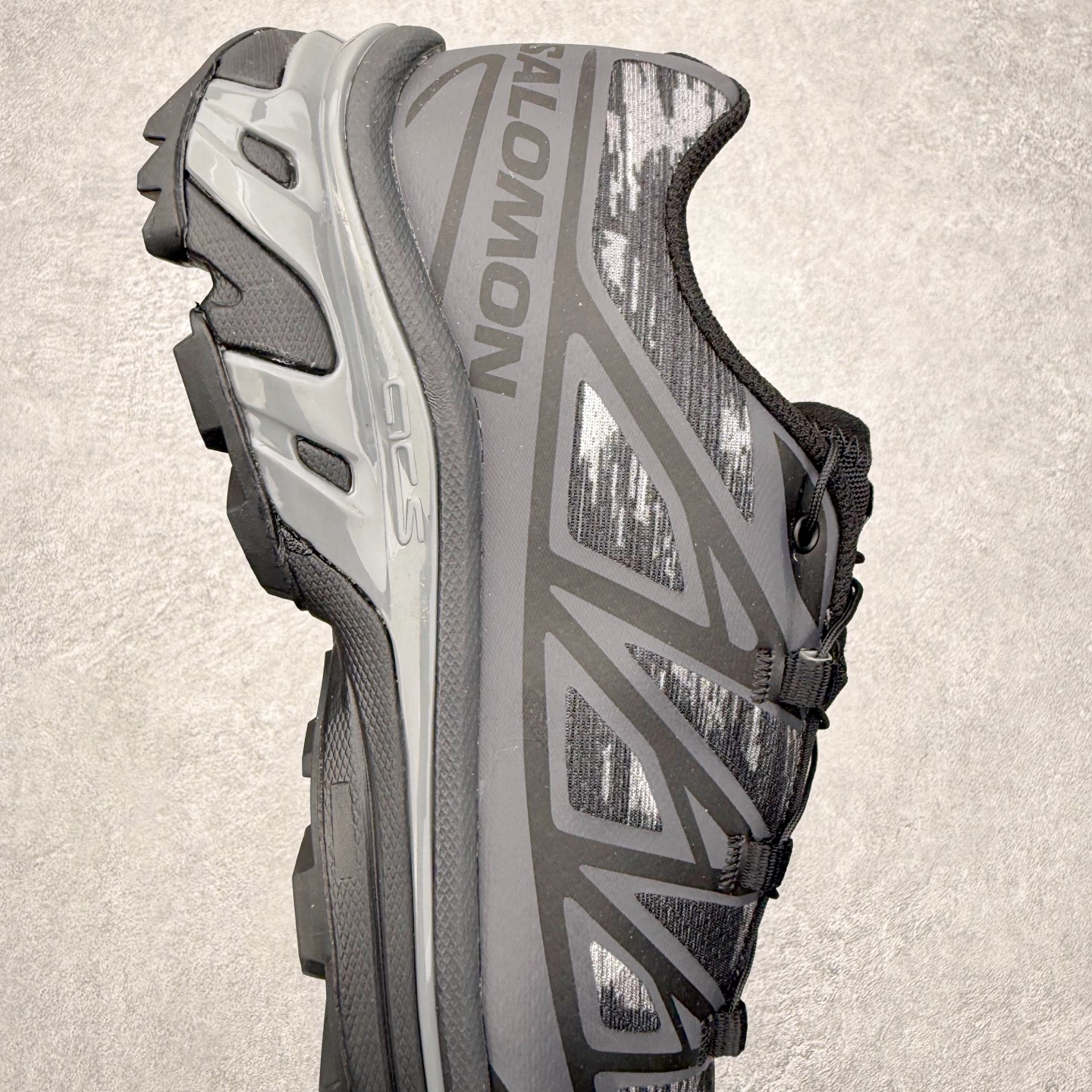 图片[6]-Salomon XT-6 萨洛蒙复古潮流户外机能登山跑鞋 纯原外贸平台特供订单 耗时半年巨作 全套原纸板楦头开发 原厂特供网布配套加持 确保原汁原味 完美呈现版型 原档数据独家私模五层组合大底 男女鞋同步官方开发至46.5 原装Ortholite轻量化鞋垫 中底布带钢印编号 原厂TPU锁扣 进口港宝加持 后跟自然饱满 还原公司包裹性 鞋面以“锯齿”状的包裹系统呈现 在基色底之下加入了各种色点缀 将公司的最新技术和时尚前卫的造型融入耐用的长跑款式中 鞋面由 TPU 薄膜制成 并焊接在高耐磨网眼上 使其既时尚又坚固 由 ACS底盘支撑 可增强稳定性和支撑力 以及由橡胶凸耳 Contragrip外底覆盖的 EVA 缓冲中底 旨在应对崎岖的地形 鞋舌上的彩色Salomon 标签、Quicklace 系统以及鞋头、鞋舌和鞋跟上的附加品牌使细节更加完美 让穿着者可以轻松驾驭户外与通勤下的任何运动生活场景 无缝鞋身户外随意纵横 颜值与脚感兼备 出街通勤 绝对非常吸睛 你值得拥有 尺码：36 36.5 37.5 38 38.5 39 40 40.5 41 42 42.5 43 44 44.5 45 注意：偏小1码-选品中心