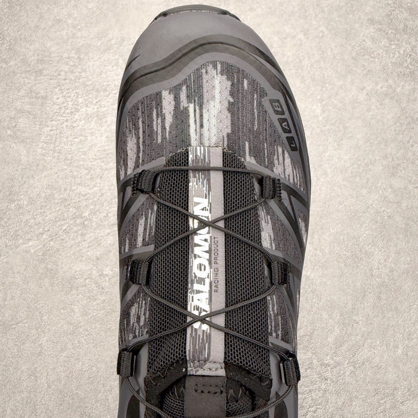 图片[4]-Salomon XT-6 萨洛蒙复古潮流户外机能登山跑鞋 纯原外贸平台特供订单 耗时半年巨作 全套原纸板楦头开发 原厂特供网布配套加持 确保原汁原味 完美呈现版型 原档数据独家私模五层组合大底 男女鞋同步官方开发至46.5 原装Ortholite轻量化鞋垫 中底布带钢印编号 原厂TPU锁扣 进口港宝加持 后跟自然饱满 还原公司包裹性 鞋面以“锯齿”状的包裹系统呈现 在基色底之下加入了各种色点缀 将公司的最新技术和时尚前卫的造型融入耐用的长跑款式中 鞋面由 TPU 薄膜制成 并焊接在高耐磨网眼上 使其既时尚又坚固 由 ACS底盘支撑 可增强稳定性和支撑力 以及由橡胶凸耳 Contragrip外底覆盖的 EVA 缓冲中底 旨在应对崎岖的地形 鞋舌上的彩色Salomon 标签、Quicklace 系统以及鞋头、鞋舌和鞋跟上的附加品牌使细节更加完美 让穿着者可以轻松驾驭户外与通勤下的任何运动生活场景 无缝鞋身户外随意纵横 颜值与脚感兼备 出街通勤 绝对非常吸睛 你值得拥有 尺码：36 36.5 37.5 38 38.5 39 40 40.5 41 42 42.5 43 44 44.5 45 注意：偏小1码-选品中心