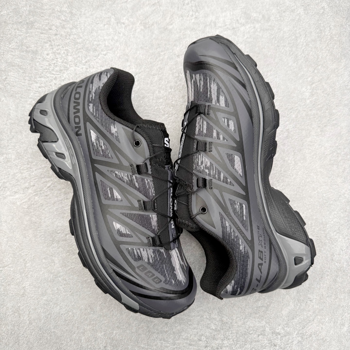 图片[3]-Salomon XT-6 萨洛蒙复古潮流户外机能登山跑鞋 纯原外贸平台特供订单 耗时半年巨作 全套原纸板楦头开发 原厂特供网布配套加持 确保原汁原味 完美呈现版型 原档数据独家私模五层组合大底 男女鞋同步官方开发至46.5 原装Ortholite轻量化鞋垫 中底布带钢印编号 原厂TPU锁扣 进口港宝加持 后跟自然饱满 还原公司包裹性 鞋面以“锯齿”状的包裹系统呈现 在基色底之下加入了各种色点缀 将公司的最新技术和时尚前卫的造型融入耐用的长跑款式中 鞋面由 TPU 薄膜制成 并焊接在高耐磨网眼上 使其既时尚又坚固 由 ACS底盘支撑 可增强稳定性和支撑力 以及由橡胶凸耳 Contragrip外底覆盖的 EVA 缓冲中底 旨在应对崎岖的地形 鞋舌上的彩色Salomon 标签、Quicklace 系统以及鞋头、鞋舌和鞋跟上的附加品牌使细节更加完美 让穿着者可以轻松驾驭户外与通勤下的任何运动生活场景 无缝鞋身户外随意纵横 颜值与脚感兼备 出街通勤 绝对非常吸睛 你值得拥有 尺码：36 36.5 37.5 38 38.5 39 40 40.5 41 42 42.5 43 44 44.5 45 注意：偏小1码-选品中心