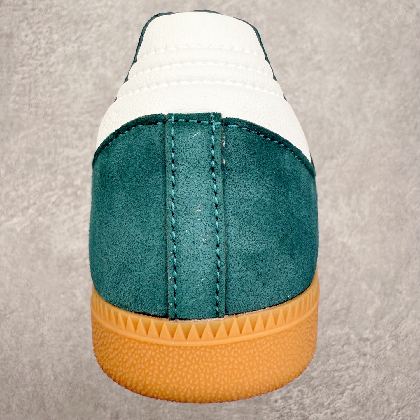 图片[8]-AD Original Samba OG 复古经典轻便板鞋 IH6829 口碑大厂出品 品控大底版型不断改良更新 全套原纸板楦头开发 确保原汁原味 完美呈现桑巴版型 一比一鞋头弧度高度鞋身弧度 此版本只针对中端市场 皮料材质有所更替 其他数据细节工艺流程均保持一致 绝不口嗨 细节品控鞋型随意对比 正确烫金高频细节 原装纳米超迁皮料 独家私模橡胶大底 原盒原配 这款桑巴鞋展示了高质量的工艺 带有装饰的超锁缝制和无缝的手感 柔软、柔软的皮革造型和标志性的3条纹完成了精致的外观 正规合身鞋带 鞋面上有绒面鞋垫 橡胶鞋底 享受正畸套筒软感 自50年代首次亮相以来就一直在赢得粉丝的青睐 尺码：35.5 36 36.5 37.5 38 38.5 39 40 40.5 41 42 42.5 43 44 44.5 45-选品中心