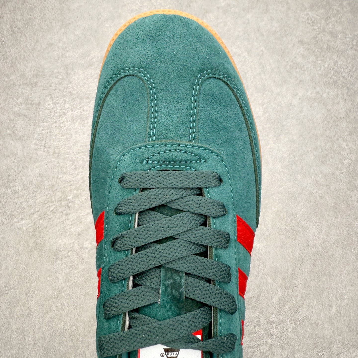 图片[4]-AD Original Samba OG 复古经典轻便板鞋 IH6829 口碑大厂出品 品控大底版型不断改良更新 全套原纸板楦头开发 确保原汁原味 完美呈现桑巴版型 一比一鞋头弧度高度鞋身弧度 此版本只针对中端市场 皮料材质有所更替 其他数据细节工艺流程均保持一致 绝不口嗨 细节品控鞋型随意对比 正确烫金高频细节 原装纳米超迁皮料 独家私模橡胶大底 原盒原配 这款桑巴鞋展示了高质量的工艺 带有装饰的超锁缝制和无缝的手感 柔软、柔软的皮革造型和标志性的3条纹完成了精致的外观 正规合身鞋带 鞋面上有绒面鞋垫 橡胶鞋底 享受正畸套筒软感 自50年代首次亮相以来就一直在赢得粉丝的青睐 尺码：35.5 36 36.5 37.5 38 38.5 39 40 40.5 41 42 42.5 43 44 44.5 45-选品中心