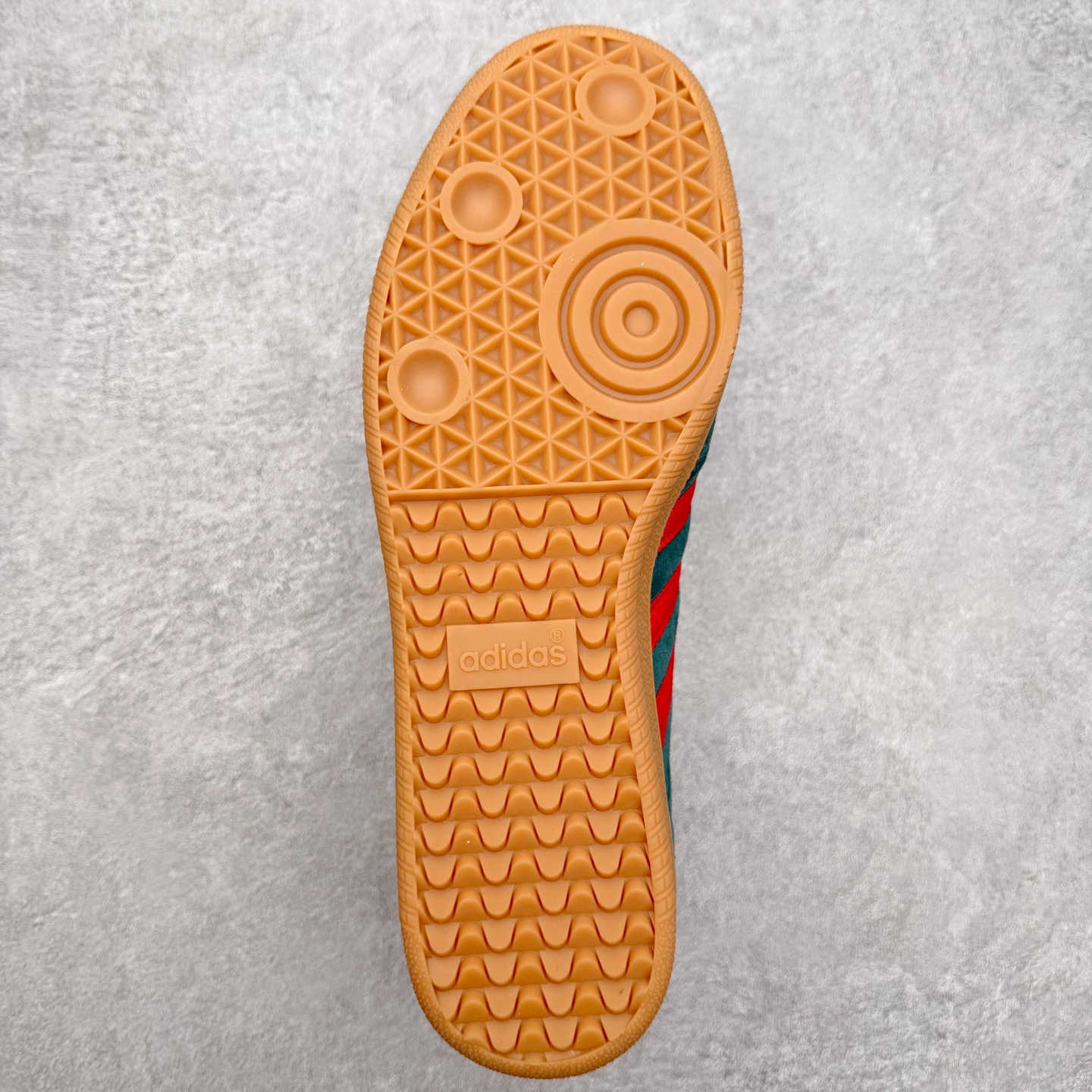 图片[9]-AD Original Samba OG 复古经典轻便板鞋 IH6829 口碑大厂出品 品控大底版型不断改良更新 全套原纸板楦头开发 确保原汁原味 完美呈现桑巴版型 一比一鞋头弧度高度鞋身弧度 此版本只针对中端市场 皮料材质有所更替 其他数据细节工艺流程均保持一致 绝不口嗨 细节品控鞋型随意对比 正确烫金高频细节 原装纳米超迁皮料 独家私模橡胶大底 原盒原配 这款桑巴鞋展示了高质量的工艺 带有装饰的超锁缝制和无缝的手感 柔软、柔软的皮革造型和标志性的3条纹完成了精致的外观 正规合身鞋带 鞋面上有绒面鞋垫 橡胶鞋底 享受正畸套筒软感 自50年代首次亮相以来就一直在赢得粉丝的青睐 尺码：35.5 36 36.5 37.5 38 38.5 39 40 40.5 41 42 42.5 43 44 44.5 45-选品中心