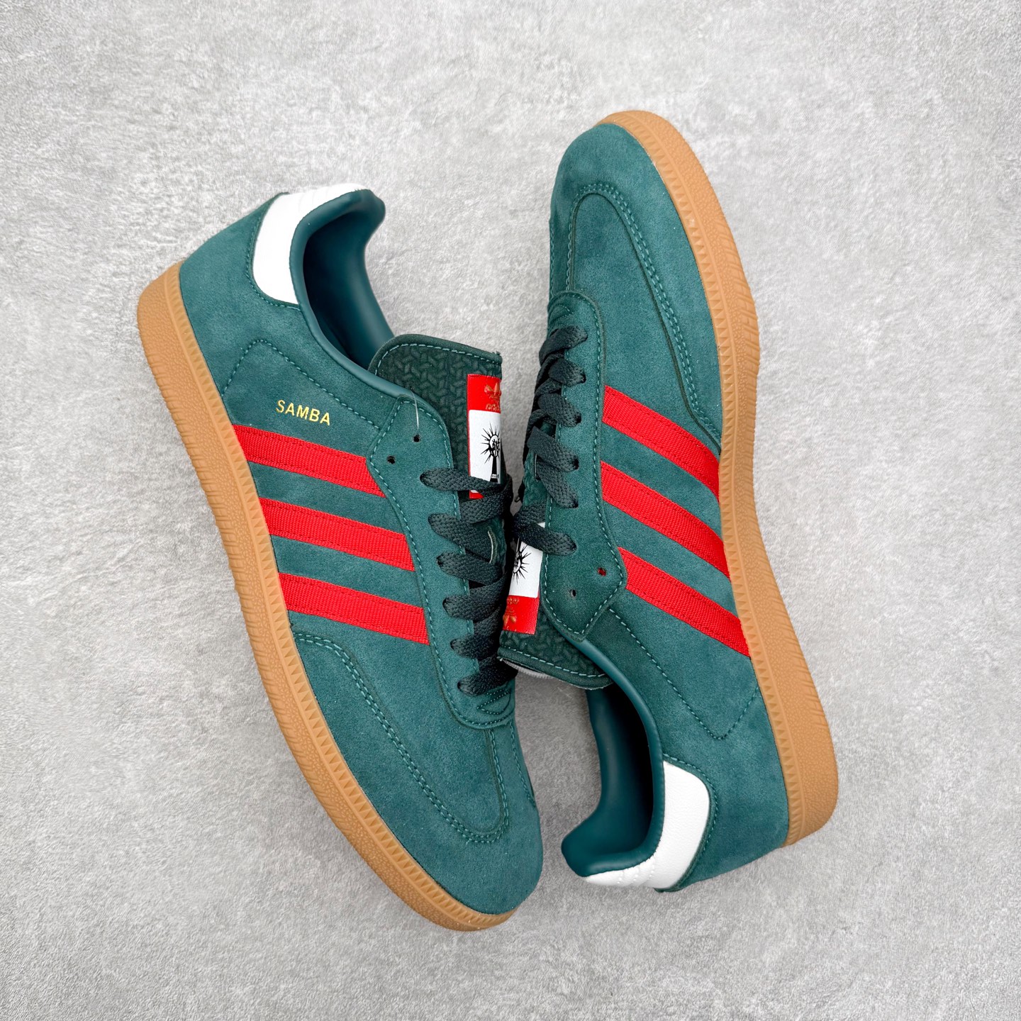 图片[3]-AD Original Samba OG 复古经典轻便板鞋 IH6829 口碑大厂出品 品控大底版型不断改良更新 全套原纸板楦头开发 确保原汁原味 完美呈现桑巴版型 一比一鞋头弧度高度鞋身弧度 此版本只针对中端市场 皮料材质有所更替 其他数据细节工艺流程均保持一致 绝不口嗨 细节品控鞋型随意对比 正确烫金高频细节 原装纳米超迁皮料 独家私模橡胶大底 原盒原配 这款桑巴鞋展示了高质量的工艺 带有装饰的超锁缝制和无缝的手感 柔软、柔软的皮革造型和标志性的3条纹完成了精致的外观 正规合身鞋带 鞋面上有绒面鞋垫 橡胶鞋底 享受正畸套筒软感 自50年代首次亮相以来就一直在赢得粉丝的青睐 尺码：35.5 36 36.5 37.5 38 38.5 39 40 40.5 41 42 42.5 43 44 44.5 45-选品中心