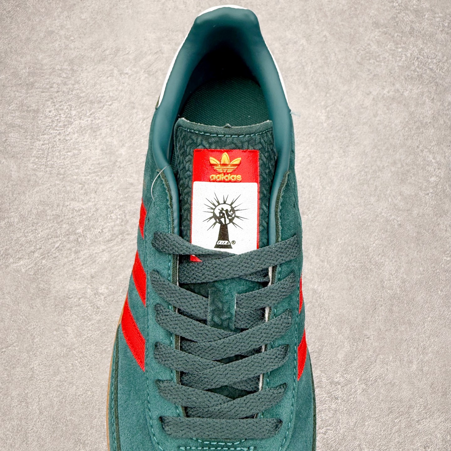 图片[5]-AD Original Samba OG 复古经典轻便板鞋 IH6829 口碑大厂出品 品控大底版型不断改良更新 全套原纸板楦头开发 确保原汁原味 完美呈现桑巴版型 一比一鞋头弧度高度鞋身弧度 此版本只针对中端市场 皮料材质有所更替 其他数据细节工艺流程均保持一致 绝不口嗨 细节品控鞋型随意对比 正确烫金高频细节 原装纳米超迁皮料 独家私模橡胶大底 原盒原配 这款桑巴鞋展示了高质量的工艺 带有装饰的超锁缝制和无缝的手感 柔软、柔软的皮革造型和标志性的3条纹完成了精致的外观 正规合身鞋带 鞋面上有绒面鞋垫 橡胶鞋底 享受正畸套筒软感 自50年代首次亮相以来就一直在赢得粉丝的青睐 尺码：35.5 36 36.5 37.5 38 38.5 39 40 40.5 41 42 42.5 43 44 44.5 45-选品中心