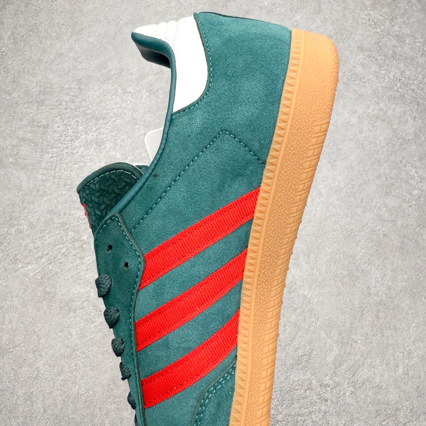 图片[7]-AD Original Samba OG 复古经典轻便板鞋 IH6829 口碑大厂出品 品控大底版型不断改良更新 全套原纸板楦头开发 确保原汁原味 完美呈现桑巴版型 一比一鞋头弧度高度鞋身弧度 此版本只针对中端市场 皮料材质有所更替 其他数据细节工艺流程均保持一致 绝不口嗨 细节品控鞋型随意对比 正确烫金高频细节 原装纳米超迁皮料 独家私模橡胶大底 原盒原配 这款桑巴鞋展示了高质量的工艺 带有装饰的超锁缝制和无缝的手感 柔软、柔软的皮革造型和标志性的3条纹完成了精致的外观 正规合身鞋带 鞋面上有绒面鞋垫 橡胶鞋底 享受正畸套筒软感 自50年代首次亮相以来就一直在赢得粉丝的青睐 尺码：35.5 36 36.5 37.5 38 38.5 39 40 40.5 41 42 42.5 43 44 44.5 45-选品中心