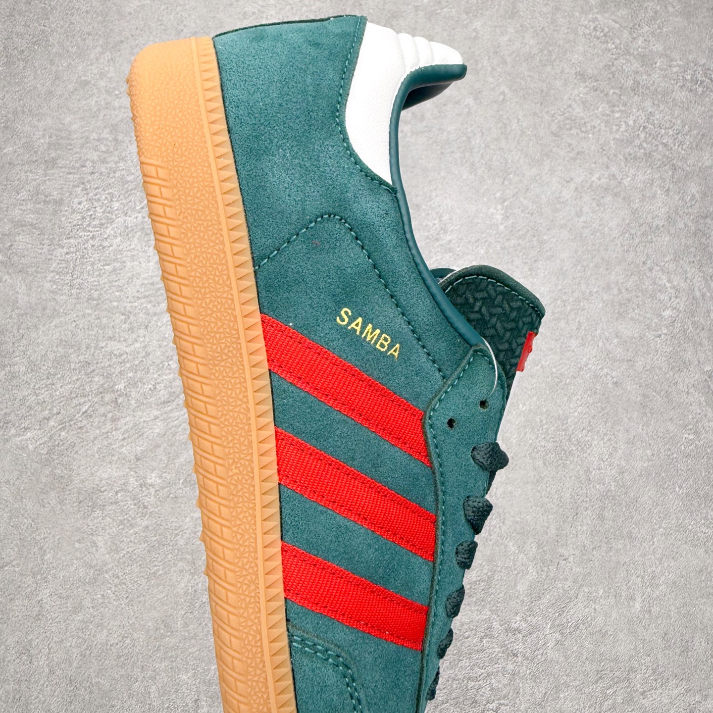 图片[6]-AD Original Samba OG 复古经典轻便板鞋 IH6829 口碑大厂出品 品控大底版型不断改良更新 全套原纸板楦头开发 确保原汁原味 完美呈现桑巴版型 一比一鞋头弧度高度鞋身弧度 此版本只针对中端市场 皮料材质有所更替 其他数据细节工艺流程均保持一致 绝不口嗨 细节品控鞋型随意对比 正确烫金高频细节 原装纳米超迁皮料 独家私模橡胶大底 原盒原配 这款桑巴鞋展示了高质量的工艺 带有装饰的超锁缝制和无缝的手感 柔软、柔软的皮革造型和标志性的3条纹完成了精致的外观 正规合身鞋带 鞋面上有绒面鞋垫 橡胶鞋底 享受正畸套筒软感 自50年代首次亮相以来就一直在赢得粉丝的青睐 尺码：35.5 36 36.5 37.5 38 38.5 39 40 40.5 41 42 42.5 43 44 44.5 45-选品中心