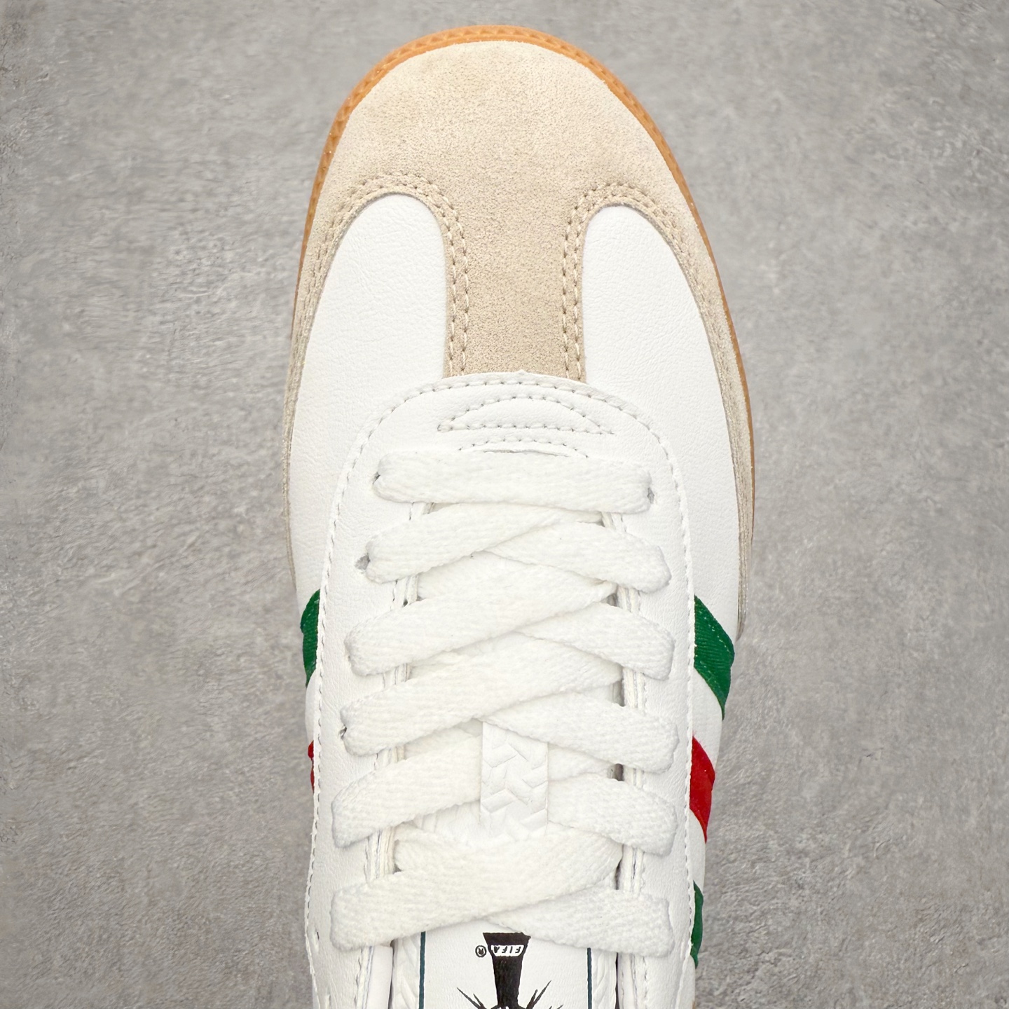 图片[4]-AD Original Samba OG 复古经典轻便板鞋 HQ4951 口碑大厂出品 品控大底版型不断改良更新 全套原纸板楦头开发 确保原汁原味 完美呈现桑巴版型 一比一鞋头弧度高度鞋身弧度 此版本只针对中端市场 皮料材质有所更替 其他数据细节工艺流程均保持一致 绝不口嗨 细节品控鞋型随意对比 正确烫金高频细节 原装纳米超迁皮料 独家私模橡胶大底 原盒原配 这款桑巴鞋展示了高质量的工艺 带有装饰的超锁缝制和无缝的手感 柔软、柔软的皮革造型和标志性的3条纹完成了精致的外观 正规合身鞋带 鞋面上有绒面鞋垫 橡胶鞋底 享受正畸套筒软感 自50年代首次亮相以来就一直在赢得粉丝的青睐 尺码：35.5 36 36.5 37.5 38 38.5 39 40 40.5 41 42 42.5 43 44 44.5 45-选品中心