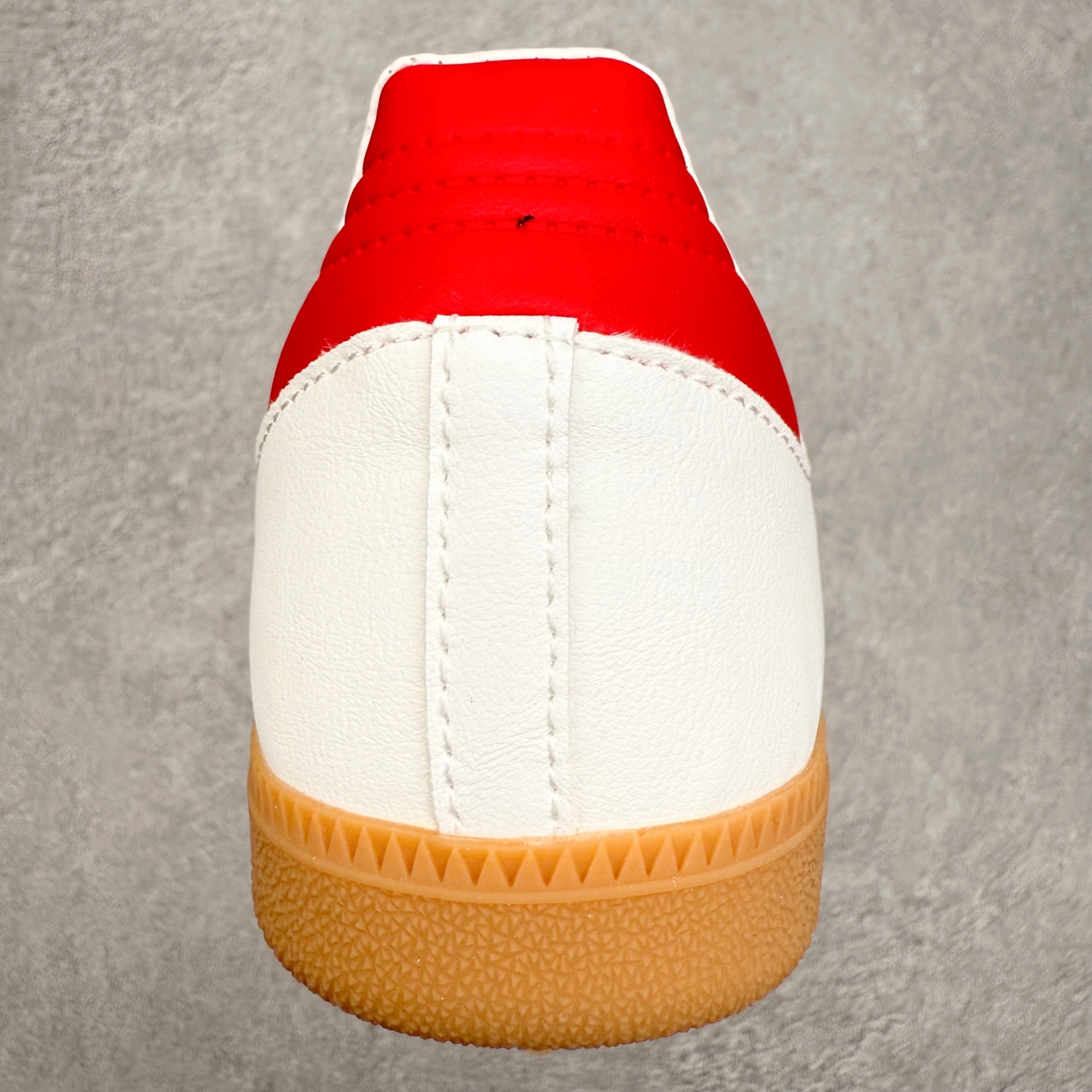 图片[8]-AD Original Samba OG 复古经典轻便板鞋 HQ4951 口碑大厂出品 品控大底版型不断改良更新 全套原纸板楦头开发 确保原汁原味 完美呈现桑巴版型 一比一鞋头弧度高度鞋身弧度 此版本只针对中端市场 皮料材质有所更替 其他数据细节工艺流程均保持一致 绝不口嗨 细节品控鞋型随意对比 正确烫金高频细节 原装纳米超迁皮料 独家私模橡胶大底 原盒原配 这款桑巴鞋展示了高质量的工艺 带有装饰的超锁缝制和无缝的手感 柔软、柔软的皮革造型和标志性的3条纹完成了精致的外观 正规合身鞋带 鞋面上有绒面鞋垫 橡胶鞋底 享受正畸套筒软感 自50年代首次亮相以来就一直在赢得粉丝的青睐 尺码：35.5 36 36.5 37.5 38 38.5 39 40 40.5 41 42 42.5 43 44 44.5 45-选品中心