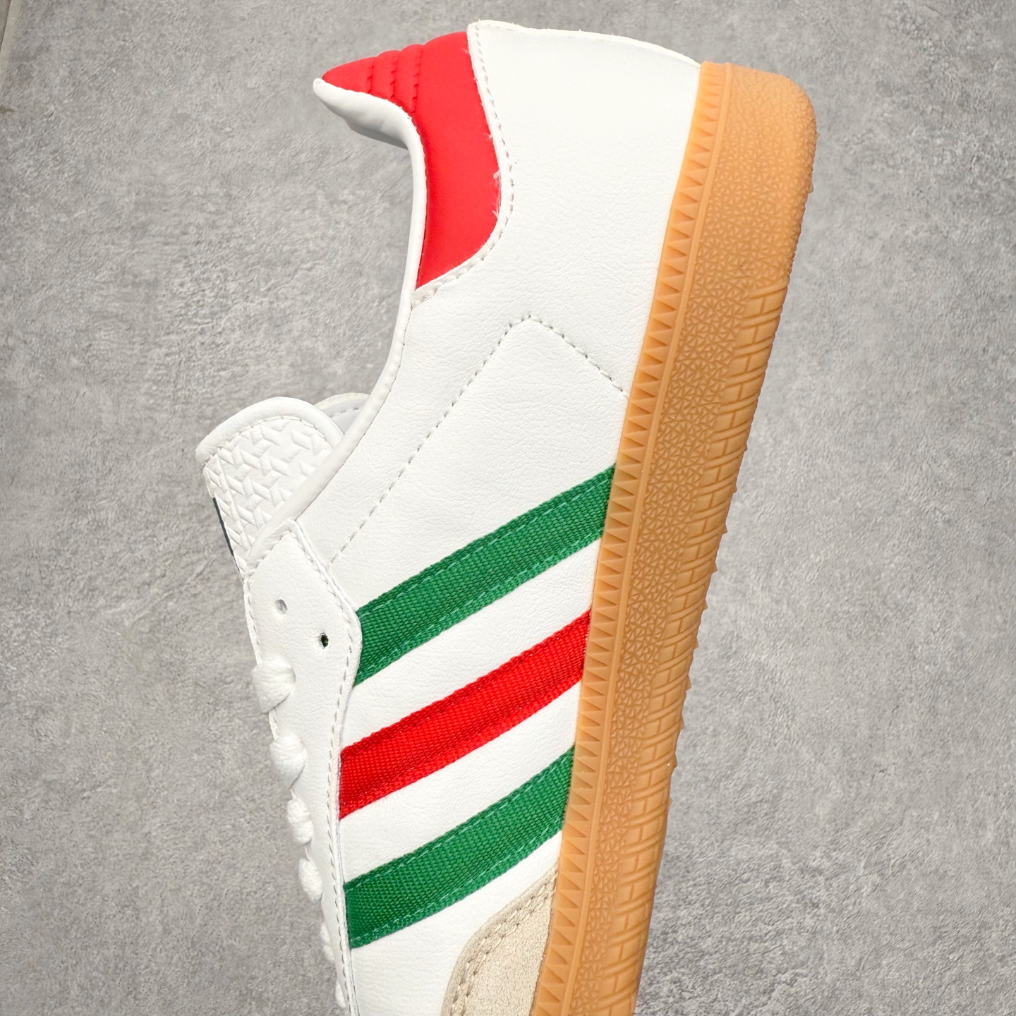 图片[7]-AD Original Samba OG 复古经典轻便板鞋 HQ4951 口碑大厂出品 品控大底版型不断改良更新 全套原纸板楦头开发 确保原汁原味 完美呈现桑巴版型 一比一鞋头弧度高度鞋身弧度 此版本只针对中端市场 皮料材质有所更替 其他数据细节工艺流程均保持一致 绝不口嗨 细节品控鞋型随意对比 正确烫金高频细节 原装纳米超迁皮料 独家私模橡胶大底 原盒原配 这款桑巴鞋展示了高质量的工艺 带有装饰的超锁缝制和无缝的手感 柔软、柔软的皮革造型和标志性的3条纹完成了精致的外观 正规合身鞋带 鞋面上有绒面鞋垫 橡胶鞋底 享受正畸套筒软感 自50年代首次亮相以来就一直在赢得粉丝的青睐 尺码：35.5 36 36.5 37.5 38 38.5 39 40 40.5 41 42 42.5 43 44 44.5 45-选品中心