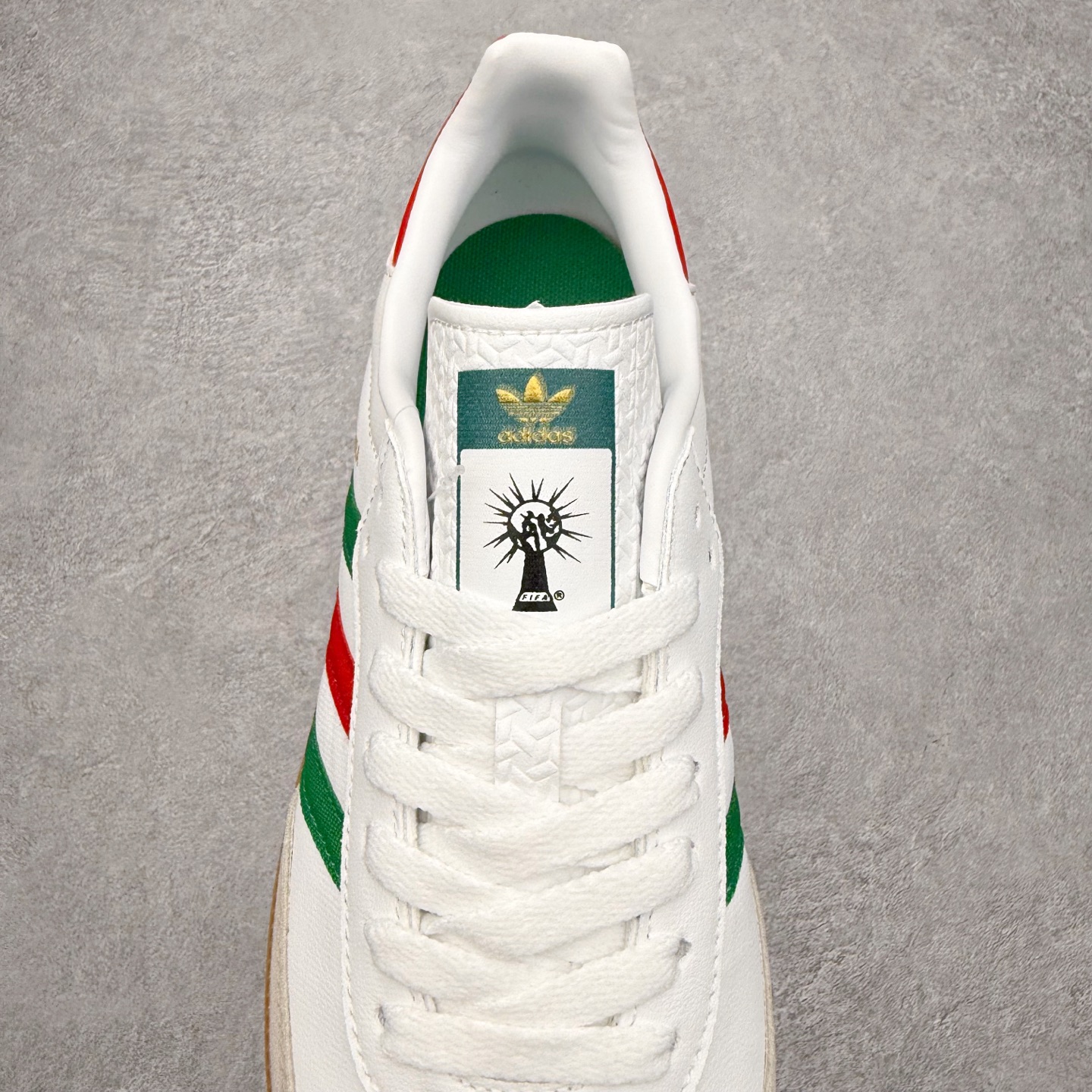 图片[5]-AD Original Samba OG 复古经典轻便板鞋 HQ4951 口碑大厂出品 品控大底版型不断改良更新 全套原纸板楦头开发 确保原汁原味 完美呈现桑巴版型 一比一鞋头弧度高度鞋身弧度 此版本只针对中端市场 皮料材质有所更替 其他数据细节工艺流程均保持一致 绝不口嗨 细节品控鞋型随意对比 正确烫金高频细节 原装纳米超迁皮料 独家私模橡胶大底 原盒原配 这款桑巴鞋展示了高质量的工艺 带有装饰的超锁缝制和无缝的手感 柔软、柔软的皮革造型和标志性的3条纹完成了精致的外观 正规合身鞋带 鞋面上有绒面鞋垫 橡胶鞋底 享受正畸套筒软感 自50年代首次亮相以来就一直在赢得粉丝的青睐 尺码：35.5 36 36.5 37.5 38 38.5 39 40 40.5 41 42 42.5 43 44 44.5 45-选品中心