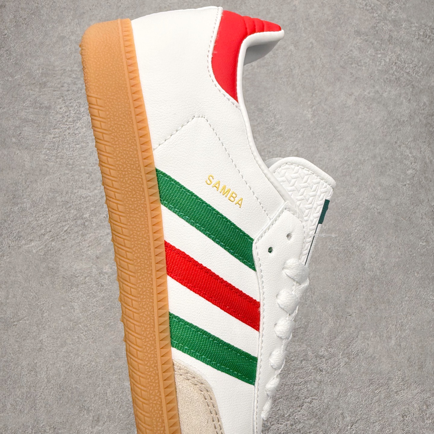 图片[6]-AD Original Samba OG 复古经典轻便板鞋 HQ4951 口碑大厂出品 品控大底版型不断改良更新 全套原纸板楦头开发 确保原汁原味 完美呈现桑巴版型 一比一鞋头弧度高度鞋身弧度 此版本只针对中端市场 皮料材质有所更替 其他数据细节工艺流程均保持一致 绝不口嗨 细节品控鞋型随意对比 正确烫金高频细节 原装纳米超迁皮料 独家私模橡胶大底 原盒原配 这款桑巴鞋展示了高质量的工艺 带有装饰的超锁缝制和无缝的手感 柔软、柔软的皮革造型和标志性的3条纹完成了精致的外观 正规合身鞋带 鞋面上有绒面鞋垫 橡胶鞋底 享受正畸套筒软感 自50年代首次亮相以来就一直在赢得粉丝的青睐 尺码：35.5 36 36.5 37.5 38 38.5 39 40 40.5 41 42 42.5 43 44 44.5 45-选品中心