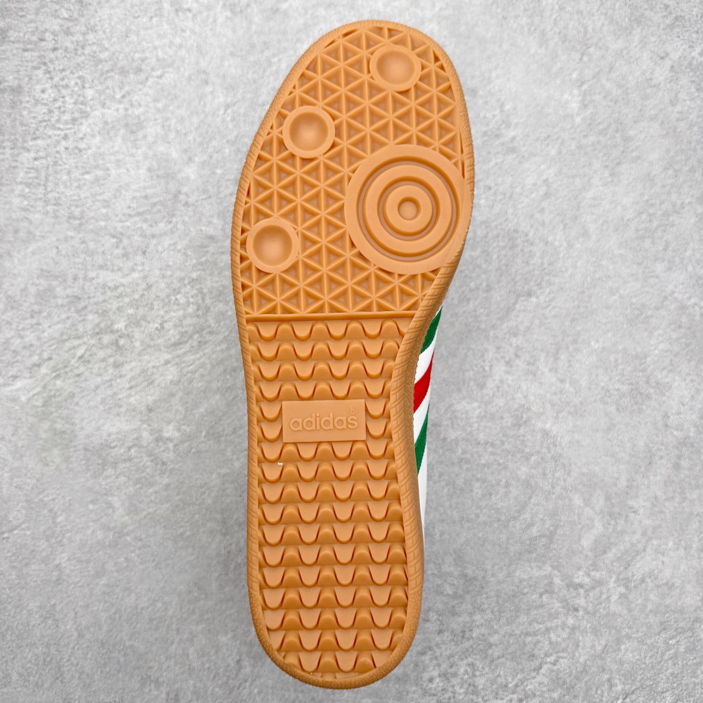 图片[9]-AD Original Samba OG 复古经典轻便板鞋 HQ4951 口碑大厂出品 品控大底版型不断改良更新 全套原纸板楦头开发 确保原汁原味 完美呈现桑巴版型 一比一鞋头弧度高度鞋身弧度 此版本只针对中端市场 皮料材质有所更替 其他数据细节工艺流程均保持一致 绝不口嗨 细节品控鞋型随意对比 正确烫金高频细节 原装纳米超迁皮料 独家私模橡胶大底 原盒原配 这款桑巴鞋展示了高质量的工艺 带有装饰的超锁缝制和无缝的手感 柔软、柔软的皮革造型和标志性的3条纹完成了精致的外观 正规合身鞋带 鞋面上有绒面鞋垫 橡胶鞋底 享受正畸套筒软感 自50年代首次亮相以来就一直在赢得粉丝的青睐 尺码：35.5 36 36.5 37.5 38 38.5 39 40 40.5 41 42 42.5 43 44 44.5 45-选品中心