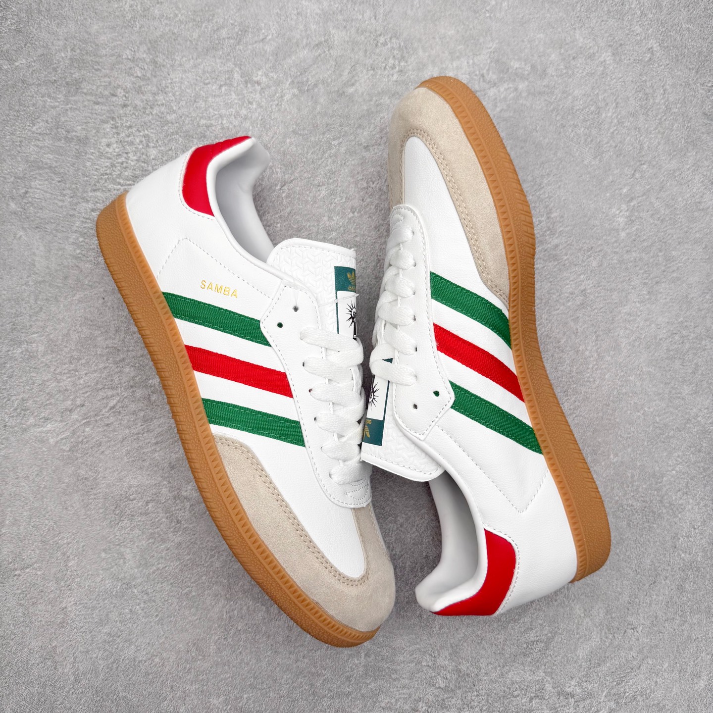 图片[3]-AD Original Samba OG 复古经典轻便板鞋 HQ4951 口碑大厂出品 品控大底版型不断改良更新 全套原纸板楦头开发 确保原汁原味 完美呈现桑巴版型 一比一鞋头弧度高度鞋身弧度 此版本只针对中端市场 皮料材质有所更替 其他数据细节工艺流程均保持一致 绝不口嗨 细节品控鞋型随意对比 正确烫金高频细节 原装纳米超迁皮料 独家私模橡胶大底 原盒原配 这款桑巴鞋展示了高质量的工艺 带有装饰的超锁缝制和无缝的手感 柔软、柔软的皮革造型和标志性的3条纹完成了精致的外观 正规合身鞋带 鞋面上有绒面鞋垫 橡胶鞋底 享受正畸套筒软感 自50年代首次亮相以来就一直在赢得粉丝的青睐 尺码：35.5 36 36.5 37.5 38 38.5 39 40 40.5 41 42 42.5 43 44 44.5 45-选品中心
