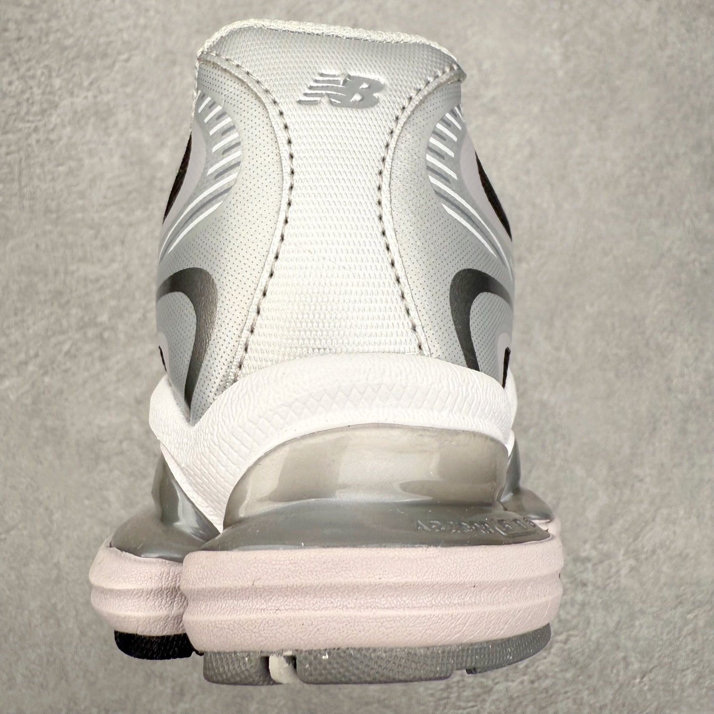 图片[8]-New Balance NB2000 舒适百搭防滑耐磨低帮 休闲跑步鞋 New Balance 在近两年的球鞋市场屡出奇招，在经典鞋型保持进一步增长的同时，推出的每一款新鞋型也都有傲人的战绩。在 327、9060 等鞋型获得成功之后，今天 New Balance 家族又迎来了新鲜血液的注入。这双 New Balance 2000 依然是融合了新旧元素的跑鞋造型，命名为 2000，或许是它的设计理念有着 Y2K 的血统。最大的亮点，在于这双鞋的中底。外侧以五个 ABZORB 单元，带来极具辨识度和冲击力的视觉效果，让这双鞋在外观和脚感方面都颇具吸引力。尺码：36 37 37.5 38 38.5 39 40 40.5 41 42 42.5 43 44 45 46-选品中心