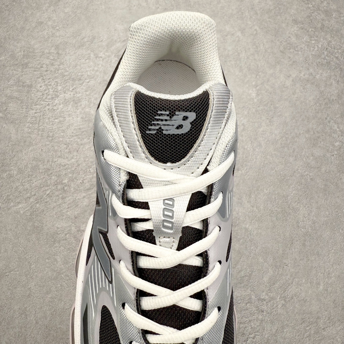 图片[5]-New Balance NB2000 舒适百搭防滑耐磨低帮 休闲跑步鞋 New Balance 在近两年的球鞋市场屡出奇招，在经典鞋型保持进一步增长的同时，推出的每一款新鞋型也都有傲人的战绩。在 327、9060 等鞋型获得成功之后，今天 New Balance 家族又迎来了新鲜血液的注入。这双 New Balance 2000 依然是融合了新旧元素的跑鞋造型，命名为 2000，或许是它的设计理念有着 Y2K 的血统。最大的亮点，在于这双鞋的中底。外侧以五个 ABZORB 单元，带来极具辨识度和冲击力的视觉效果，让这双鞋在外观和脚感方面都颇具吸引力。尺码：36 37 37.5 38 38.5 39 40 40.5 41 42 42.5 43 44 45 46-选品中心