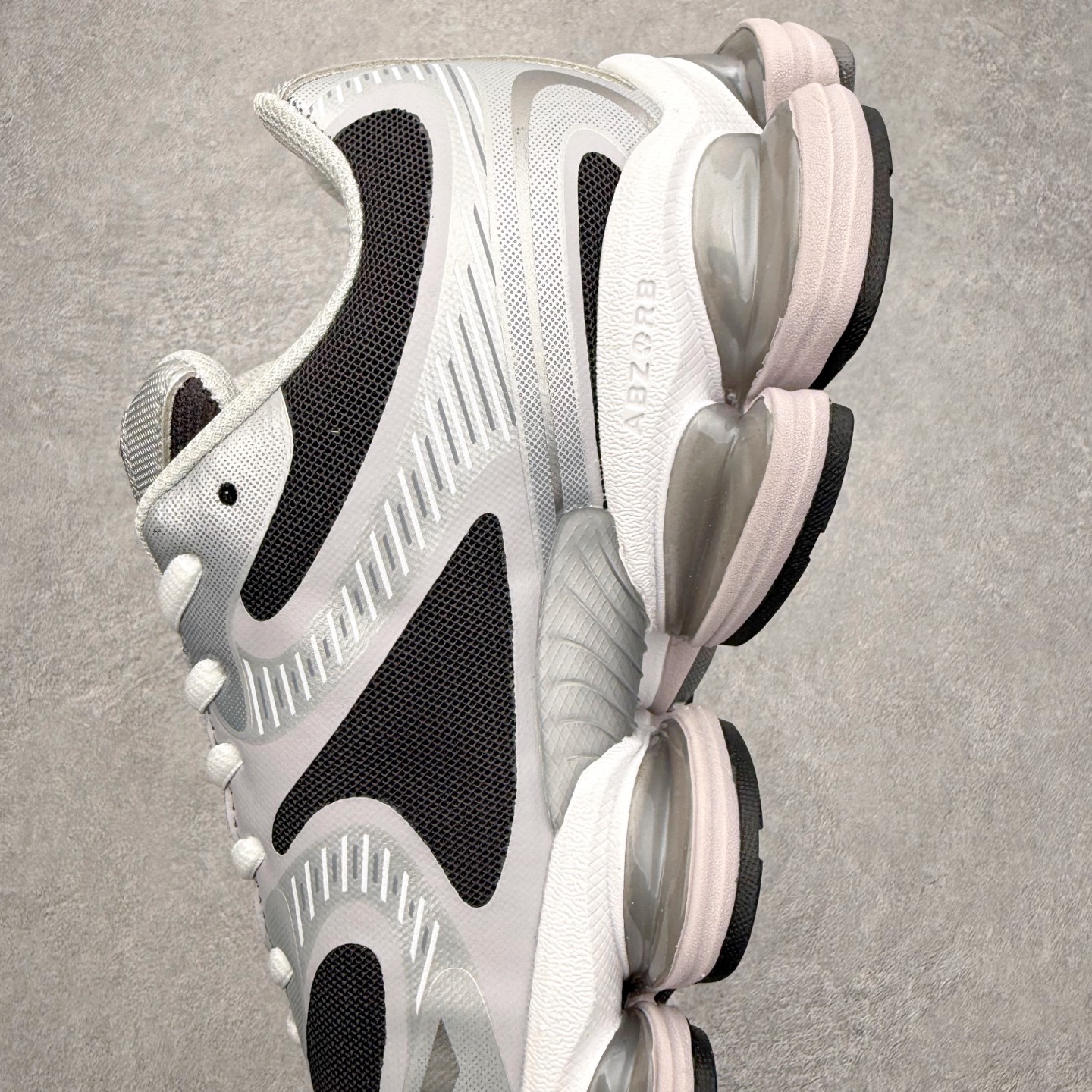 图片[7]-New Balance NB2000 舒适百搭防滑耐磨低帮 休闲跑步鞋 New Balance 在近两年的球鞋市场屡出奇招，在经典鞋型保持进一步增长的同时，推出的每一款新鞋型也都有傲人的战绩。在 327、9060 等鞋型获得成功之后，今天 New Balance 家族又迎来了新鲜血液的注入。这双 New Balance 2000 依然是融合了新旧元素的跑鞋造型，命名为 2000，或许是它的设计理念有着 Y2K 的血统。最大的亮点，在于这双鞋的中底。外侧以五个 ABZORB 单元，带来极具辨识度和冲击力的视觉效果，让这双鞋在外观和脚感方面都颇具吸引力。尺码：36 37 37.5 38 38.5 39 40 40.5 41 42 42.5 43 44 45 46-选品中心