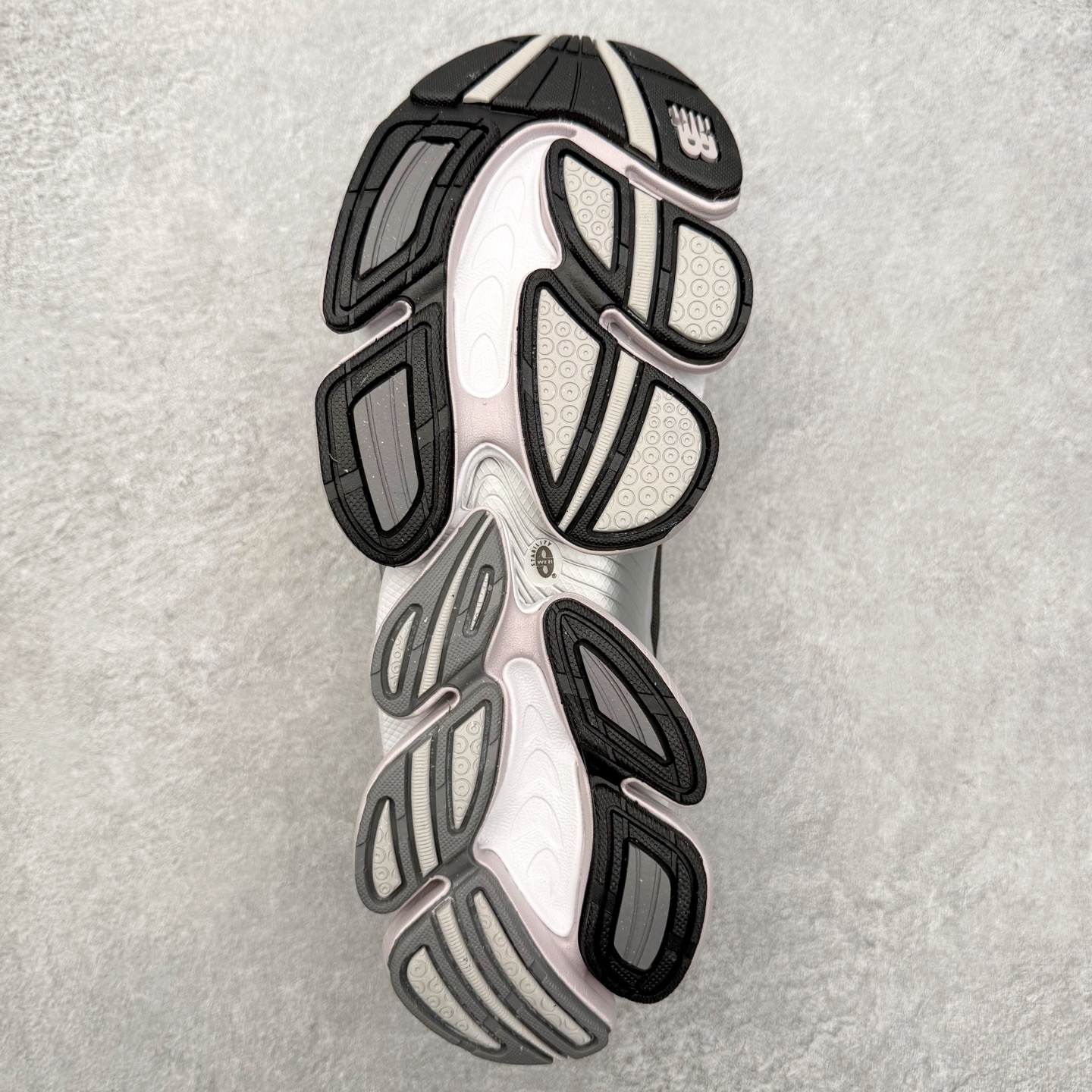 图片[9]-New Balance NB2000 舒适百搭防滑耐磨低帮 休闲跑步鞋 New Balance 在近两年的球鞋市场屡出奇招，在经典鞋型保持进一步增长的同时，推出的每一款新鞋型也都有傲人的战绩。在 327、9060 等鞋型获得成功之后，今天 New Balance 家族又迎来了新鲜血液的注入。这双 New Balance 2000 依然是融合了新旧元素的跑鞋造型，命名为 2000，或许是它的设计理念有着 Y2K 的血统。最大的亮点，在于这双鞋的中底。外侧以五个 ABZORB 单元，带来极具辨识度和冲击力的视觉效果，让这双鞋在外观和脚感方面都颇具吸引力。尺码：36 37 37.5 38 38.5 39 40 40.5 41 42 42.5 43 44 45 46-选品中心