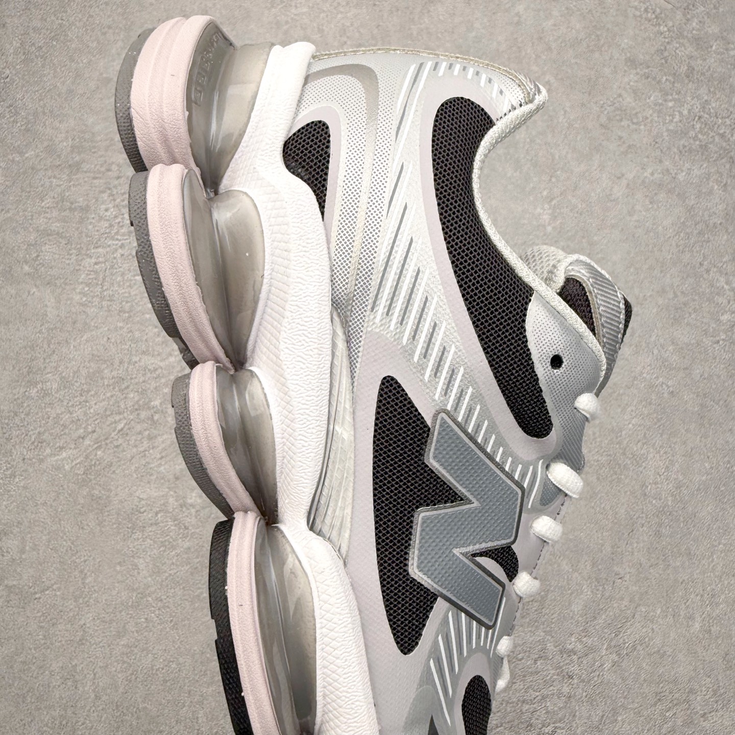 图片[6]-New Balance NB2000 舒适百搭防滑耐磨低帮 休闲跑步鞋 New Balance 在近两年的球鞋市场屡出奇招，在经典鞋型保持进一步增长的同时，推出的每一款新鞋型也都有傲人的战绩。在 327、9060 等鞋型获得成功之后，今天 New Balance 家族又迎来了新鲜血液的注入。这双 New Balance 2000 依然是融合了新旧元素的跑鞋造型，命名为 2000，或许是它的设计理念有着 Y2K 的血统。最大的亮点，在于这双鞋的中底。外侧以五个 ABZORB 单元，带来极具辨识度和冲击力的视觉效果，让这双鞋在外观和脚感方面都颇具吸引力。尺码：36 37 37.5 38 38.5 39 40 40.5 41 42 42.5 43 44 45 46-选品中心