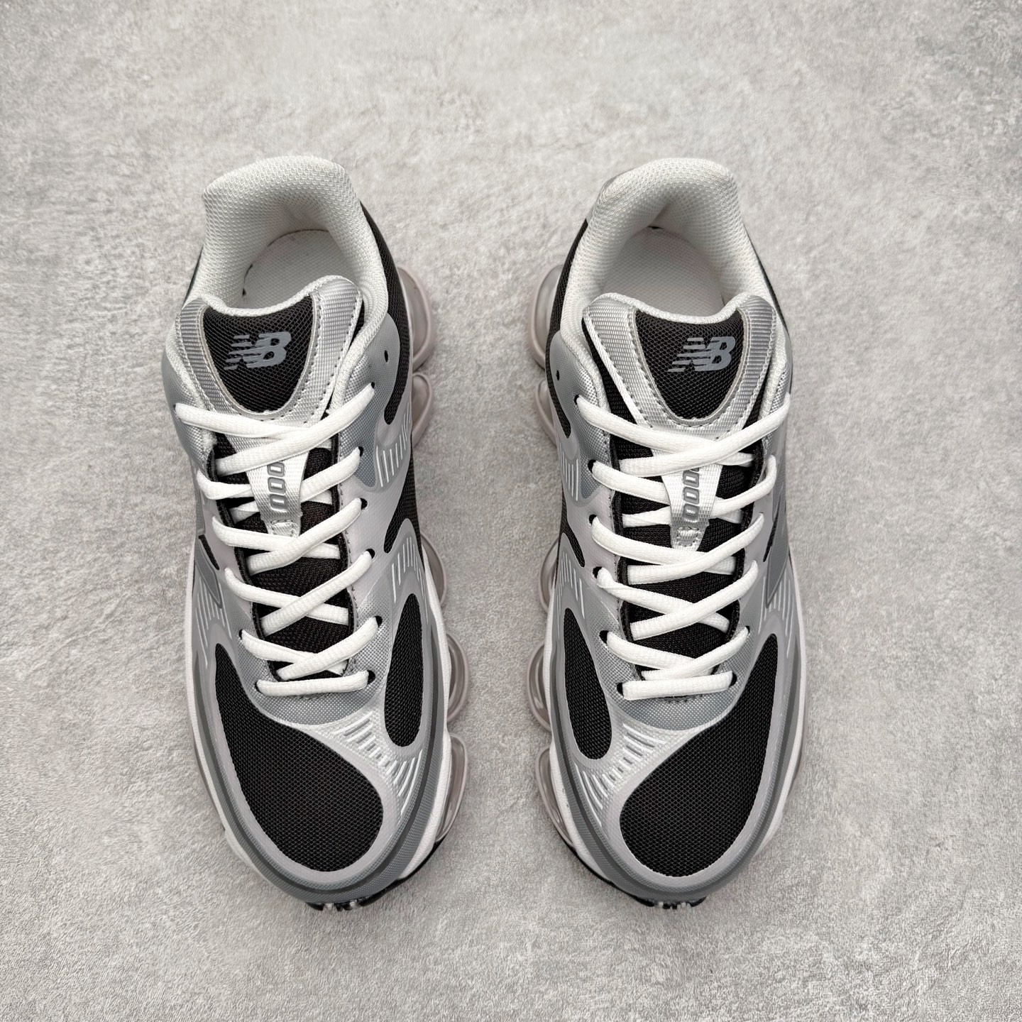 图片[2]-New Balance NB2000 舒适百搭防滑耐磨低帮 休闲跑步鞋 New Balance 在近两年的球鞋市场屡出奇招，在经典鞋型保持进一步增长的同时，推出的每一款新鞋型也都有傲人的战绩。在 327、9060 等鞋型获得成功之后，今天 New Balance 家族又迎来了新鲜血液的注入。这双 New Balance 2000 依然是融合了新旧元素的跑鞋造型，命名为 2000，或许是它的设计理念有着 Y2K 的血统。最大的亮点，在于这双鞋的中底。外侧以五个 ABZORB 单元，带来极具辨识度和冲击力的视觉效果，让这双鞋在外观和脚感方面都颇具吸引力。尺码：36 37 37.5 38 38.5 39 40 40.5 41 42 42.5 43 44 45 46-选品中心