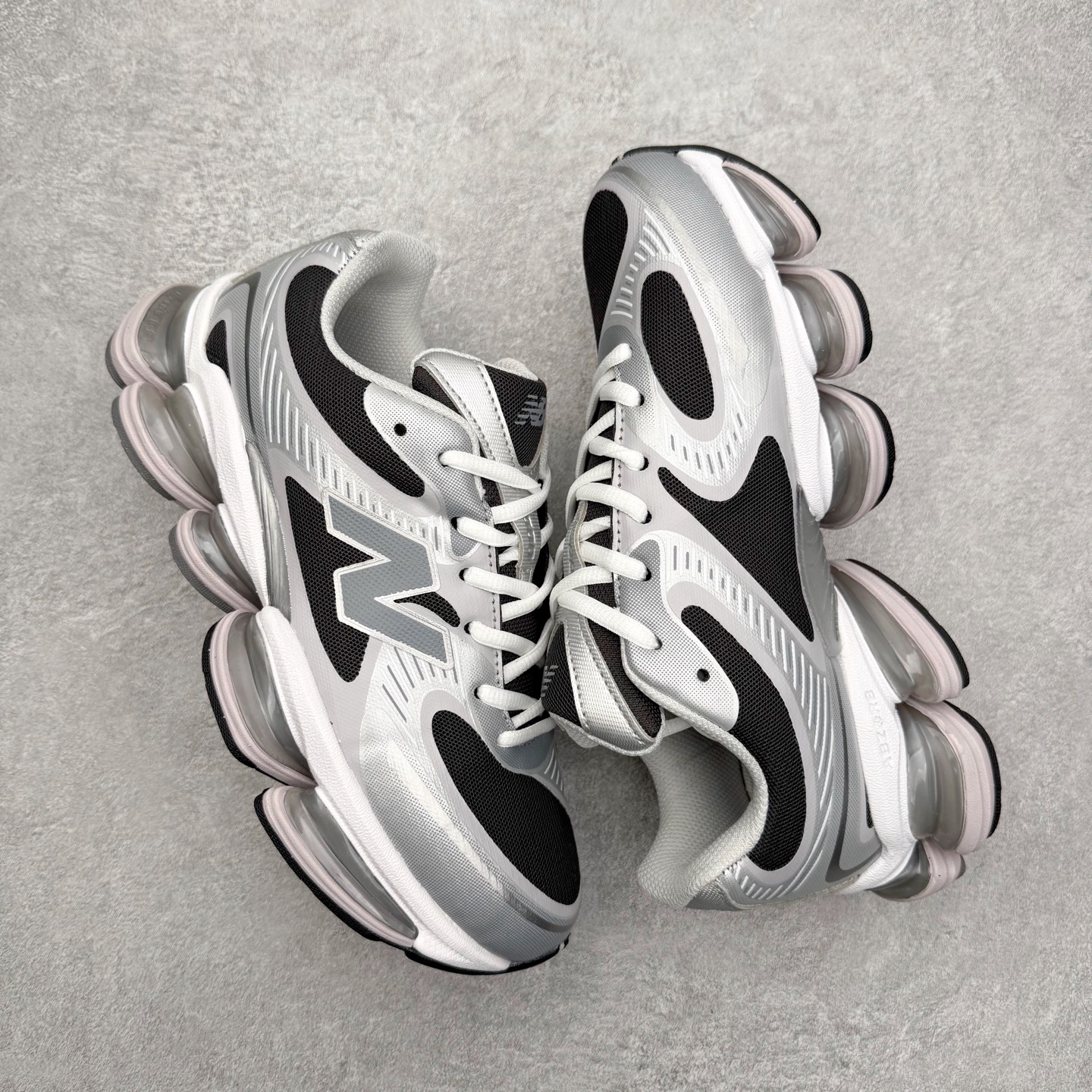 图片[3]-New Balance NB2000 舒适百搭防滑耐磨低帮 休闲跑步鞋 New Balance 在近两年的球鞋市场屡出奇招，在经典鞋型保持进一步增长的同时，推出的每一款新鞋型也都有傲人的战绩。在 327、9060 等鞋型获得成功之后，今天 New Balance 家族又迎来了新鲜血液的注入。这双 New Balance 2000 依然是融合了新旧元素的跑鞋造型，命名为 2000，或许是它的设计理念有着 Y2K 的血统。最大的亮点，在于这双鞋的中底。外侧以五个 ABZORB 单元，带来极具辨识度和冲击力的视觉效果，让这双鞋在外观和脚感方面都颇具吸引力。尺码：36 37 37.5 38 38.5 39 40 40.5 41 42 42.5 43 44 45 46-选品中心