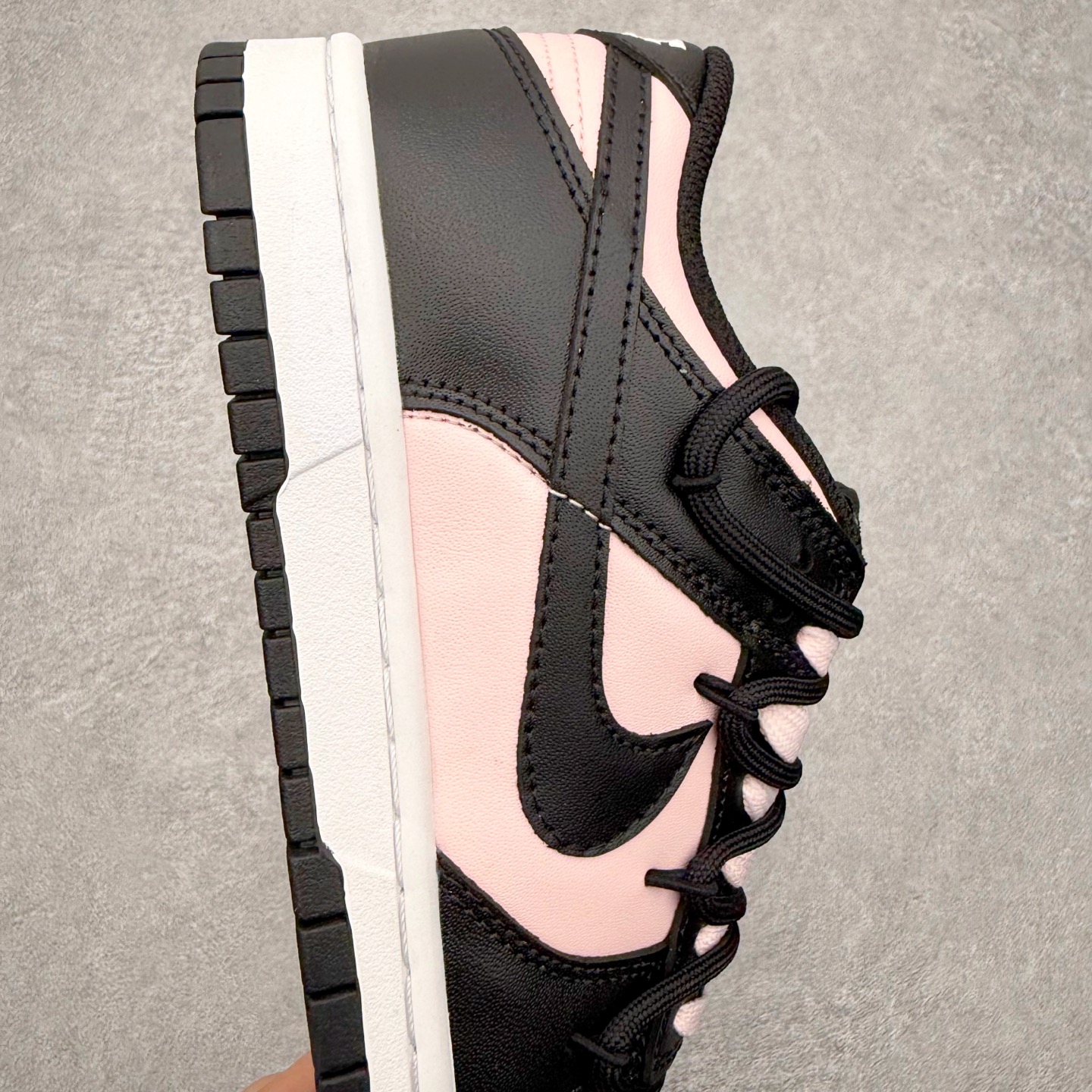 图片[6]-NK Dunk Low DD1391-100 定制系列天花板 无原鞋不开发 全系列得物原鞋一比一校对开发 配色持续更新中 终端对接 优势输出 全套原厂楦头原纸板数据档案倾力打造 原汁原味莞产 极致还原 圈内最强针车工艺 高端零售指定版 广东原厂配套原盒原标 鞋盒分三个尺码段 原厂冲刀 超高清洁度 全鞋零毛边皮料切割 采用原厂百宏鞋带以及原厂百宏织唛舌标 内标可供原厂几率过验 进口原装条纹中底布 四线拉帮白色点胶 原厂拉帮手法遵循公司 原厂电绣 极致还原 尺码：36 36.5 37.5 38 38.5 39 40 40.5 41 42 42.5 43 44 44.5 45 46-选品中心