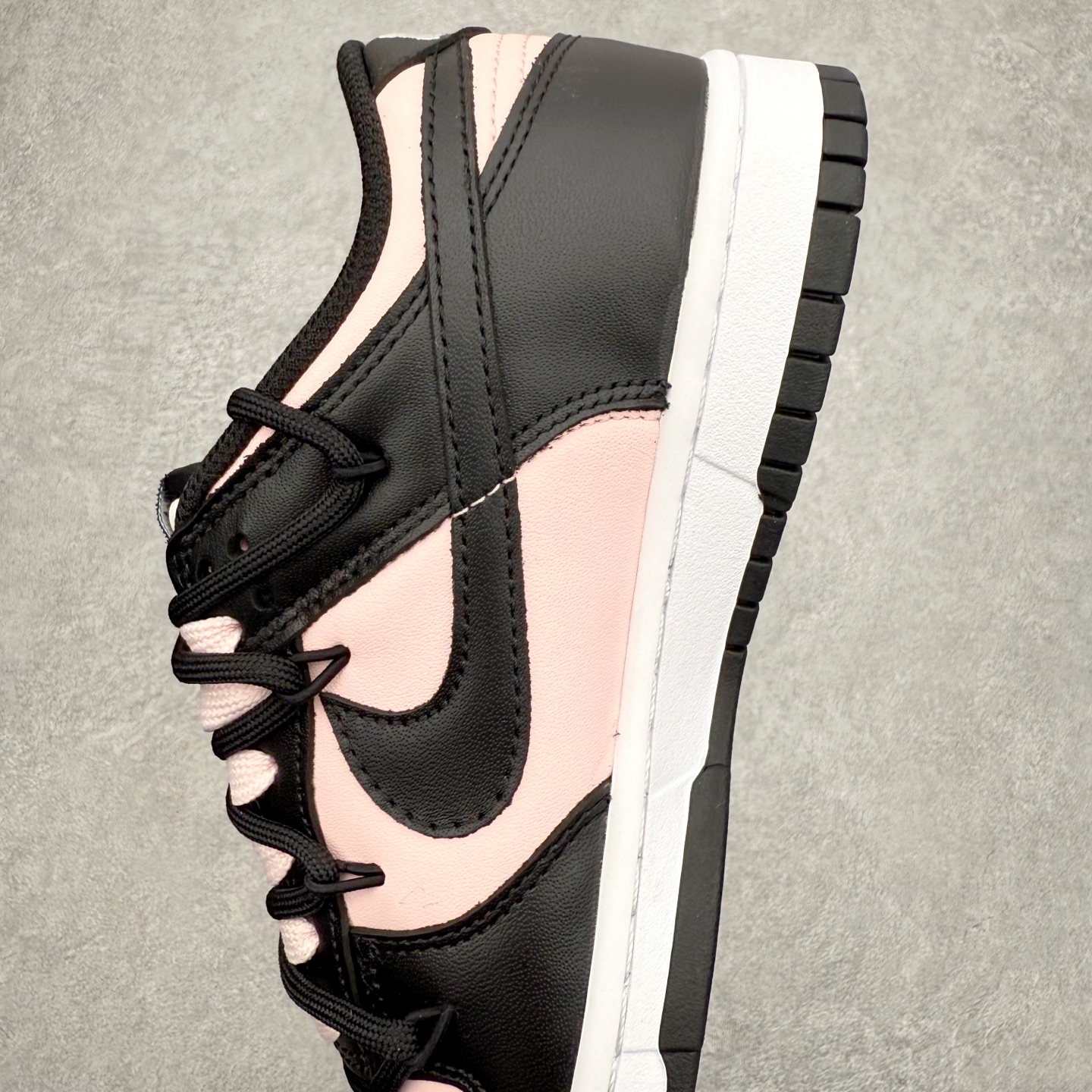 图片[7]-NK Dunk Low DD1391-100 定制系列天花板 无原鞋不开发 全系列得物原鞋一比一校对开发 配色持续更新中 终端对接 优势输出 全套原厂楦头原纸板数据档案倾力打造 原汁原味莞产 极致还原 圈内最强针车工艺 高端零售指定版 广东原厂配套原盒原标 鞋盒分三个尺码段 原厂冲刀 超高清洁度 全鞋零毛边皮料切割 采用原厂百宏鞋带以及原厂百宏织唛舌标 内标可供原厂几率过验 进口原装条纹中底布 四线拉帮白色点胶 原厂拉帮手法遵循公司 原厂电绣 极致还原 尺码：36 36.5 37.5 38 38.5 39 40 40.5 41 42 42.5 43 44 44.5 45 46-选品中心