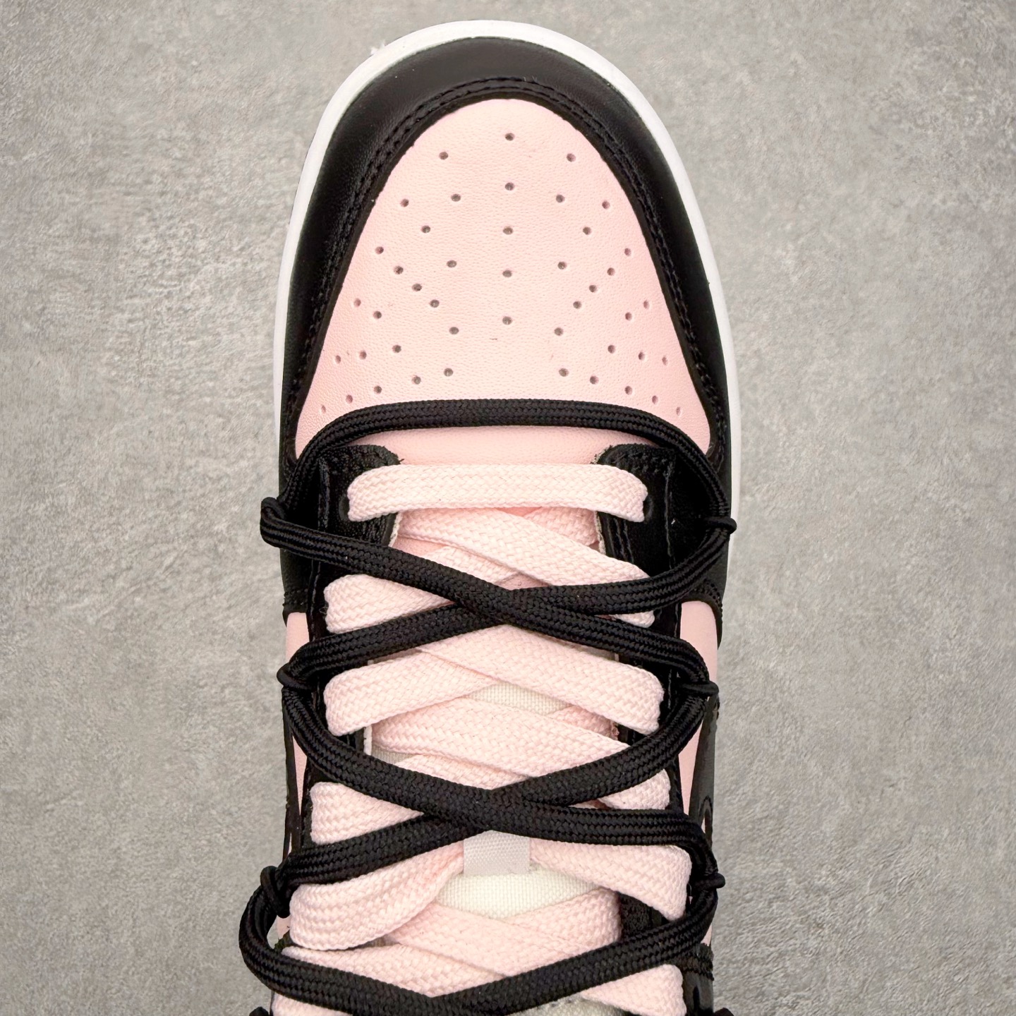 图片[4]-NK Dunk Low DD1391-100 定制系列天花板 无原鞋不开发 全系列得物原鞋一比一校对开发 配色持续更新中 终端对接 优势输出 全套原厂楦头原纸板数据档案倾力打造 原汁原味莞产 极致还原 圈内最强针车工艺 高端零售指定版 广东原厂配套原盒原标 鞋盒分三个尺码段 原厂冲刀 超高清洁度 全鞋零毛边皮料切割 采用原厂百宏鞋带以及原厂百宏织唛舌标 内标可供原厂几率过验 进口原装条纹中底布 四线拉帮白色点胶 原厂拉帮手法遵循公司 原厂电绣 极致还原 尺码：36 36.5 37.5 38 38.5 39 40 40.5 41 42 42.5 43 44 44.5 45 46-选品中心