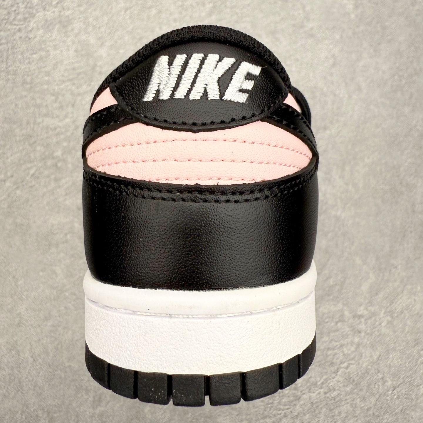 图片[8]-NK Dunk Low DD1391-100 定制系列天花板 无原鞋不开发 全系列得物原鞋一比一校对开发 配色持续更新中 终端对接 优势输出 全套原厂楦头原纸板数据档案倾力打造 原汁原味莞产 极致还原 圈内最强针车工艺 高端零售指定版 广东原厂配套原盒原标 鞋盒分三个尺码段 原厂冲刀 超高清洁度 全鞋零毛边皮料切割 采用原厂百宏鞋带以及原厂百宏织唛舌标 内标可供原厂几率过验 进口原装条纹中底布 四线拉帮白色点胶 原厂拉帮手法遵循公司 原厂电绣 极致还原 尺码：36 36.5 37.5 38 38.5 39 40 40.5 41 42 42.5 43 44 44.5 45 46-选品中心