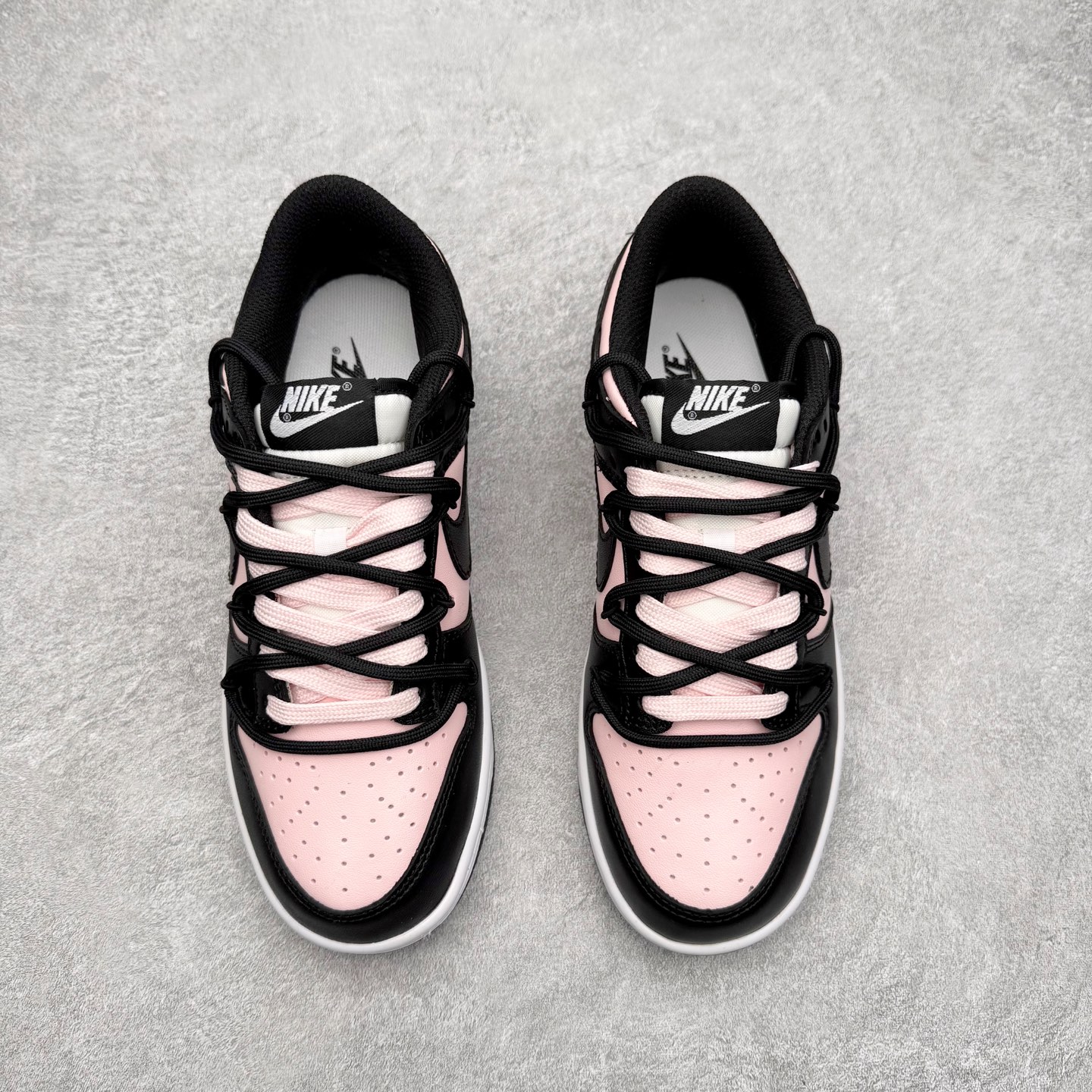 图片[2]-NK Dunk Low DD1391-100 定制系列天花板 无原鞋不开发 全系列得物原鞋一比一校对开发 配色持续更新中 终端对接 优势输出 全套原厂楦头原纸板数据档案倾力打造 原汁原味莞产 极致还原 圈内最强针车工艺 高端零售指定版 广东原厂配套原盒原标 鞋盒分三个尺码段 原厂冲刀 超高清洁度 全鞋零毛边皮料切割 采用原厂百宏鞋带以及原厂百宏织唛舌标 内标可供原厂几率过验 进口原装条纹中底布 四线拉帮白色点胶 原厂拉帮手法遵循公司 原厂电绣 极致还原 尺码：36 36.5 37.5 38 38.5 39 40 40.5 41 42 42.5 43 44 44.5 45 46-选品中心