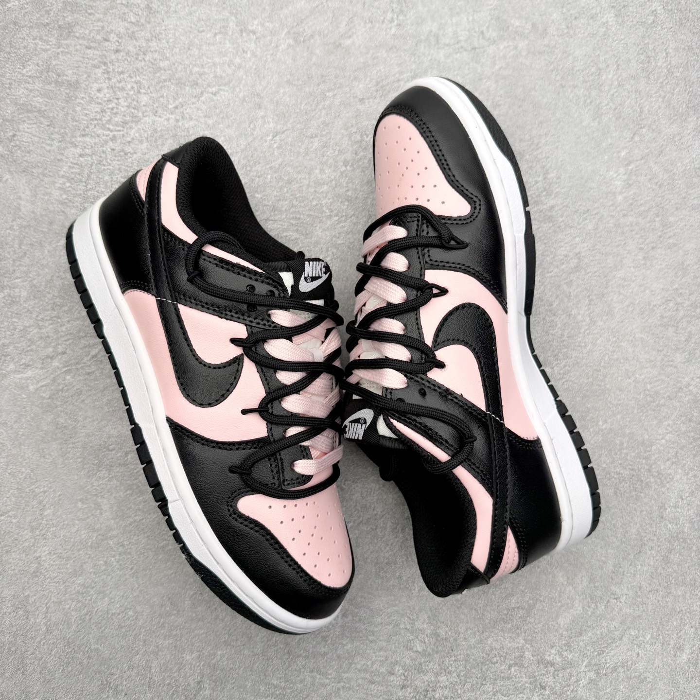 图片[3]-NK Dunk Low DD1391-100 定制系列天花板 无原鞋不开发 全系列得物原鞋一比一校对开发 配色持续更新中 终端对接 优势输出 全套原厂楦头原纸板数据档案倾力打造 原汁原味莞产 极致还原 圈内最强针车工艺 高端零售指定版 广东原厂配套原盒原标 鞋盒分三个尺码段 原厂冲刀 超高清洁度 全鞋零毛边皮料切割 采用原厂百宏鞋带以及原厂百宏织唛舌标 内标可供原厂几率过验 进口原装条纹中底布 四线拉帮白色点胶 原厂拉帮手法遵循公司 原厂电绣 极致还原 尺码：36 36.5 37.5 38 38.5 39 40 40.5 41 42 42.5 43 44 44.5 45 46-选品中心