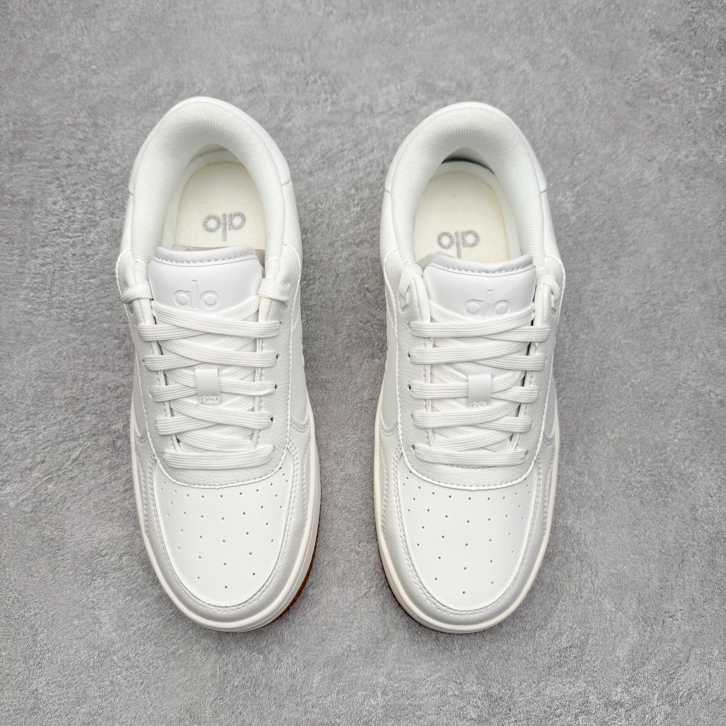 图片[2]-＃福利特价 Alo yoga 易梦玲 Jisoo智秀 等多位明星同款上脚 主打各大平台外贸主推大厂采购原材料多处细节一步到位 生产细节 没得说 一款随意搭配的都好看的鞋子aIo采用增高4cm 主打熊猫色 春夏秋冬四季款 舒适简约板鞋 TPU防滑耐磨鞋底 #alo #alo女孩 #AIo #健身穿搭 #鞋子推荐 #板鞋 尺码：35 36 37 38 39 40 41 42 43 44 45-选品中心