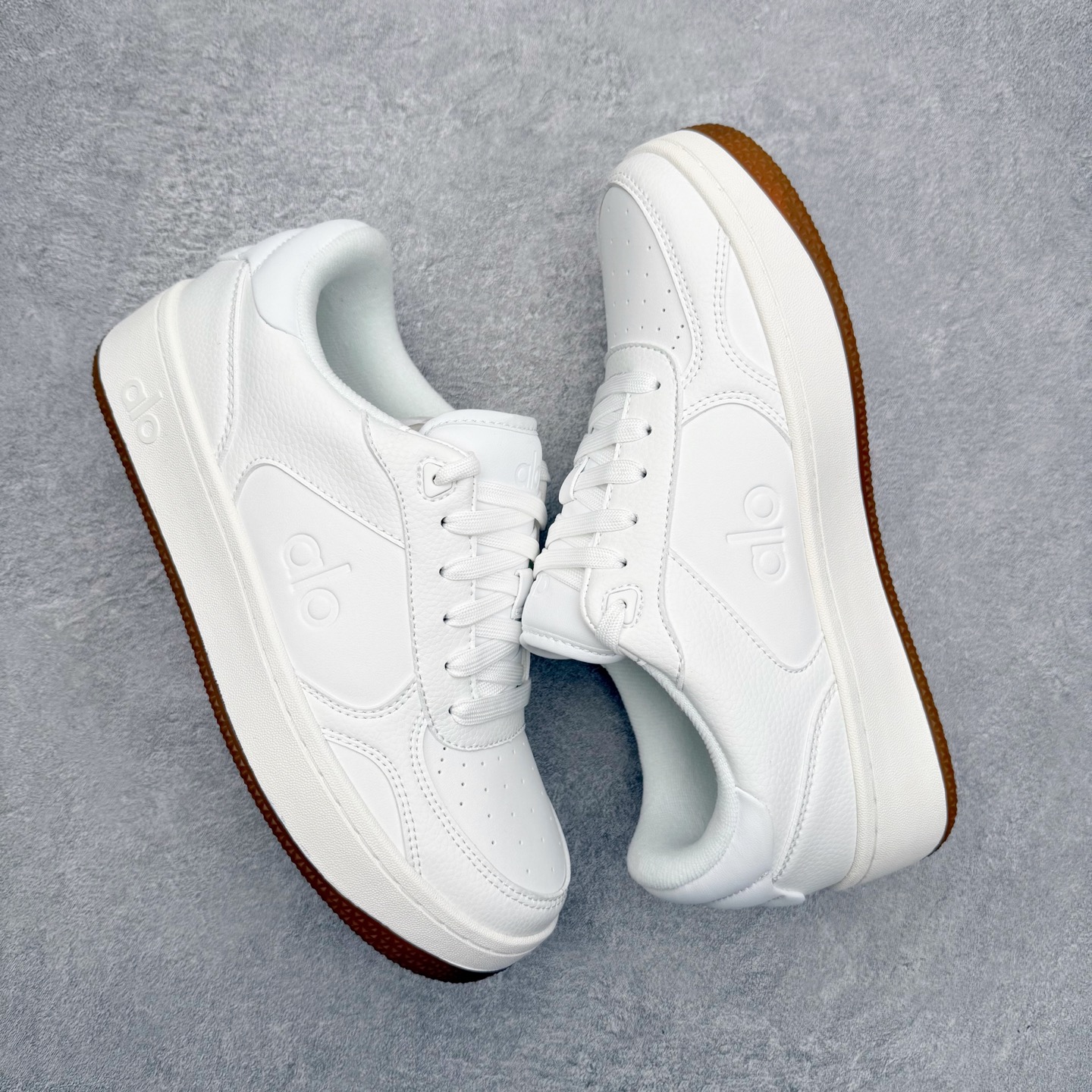 图片[3]-＃福利特价 Alo yoga 易梦玲 Jisoo智秀 等多位明星同款上脚 主打各大平台外贸主推大厂采购原材料多处细节一步到位 生产细节 没得说 一款随意搭配的都好看的鞋子aIo采用增高4cm 主打熊猫色 春夏秋冬四季款 舒适简约板鞋 TPU防滑耐磨鞋底 #alo #alo女孩 #AIo #健身穿搭 #鞋子推荐 #板鞋 尺码：35 36 37 38 39 40 41 42 43 44 45-选品中心