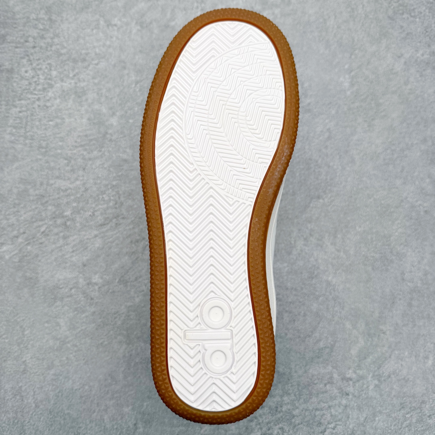 图片[9]-＃福利特价 Alo yoga 易梦玲 Jisoo智秀 等多位明星同款上脚 主打各大平台外贸主推大厂采购原材料多处细节一步到位 生产细节 没得说 一款随意搭配的都好看的鞋子aIo采用增高4cm 主打熊猫色 春夏秋冬四季款 舒适简约板鞋 TPU防滑耐磨鞋底 #alo #alo女孩 #AIo #健身穿搭 #鞋子推荐 #板鞋 尺码：35 36 37 38 39 40 41 42 43 44 45-选品中心