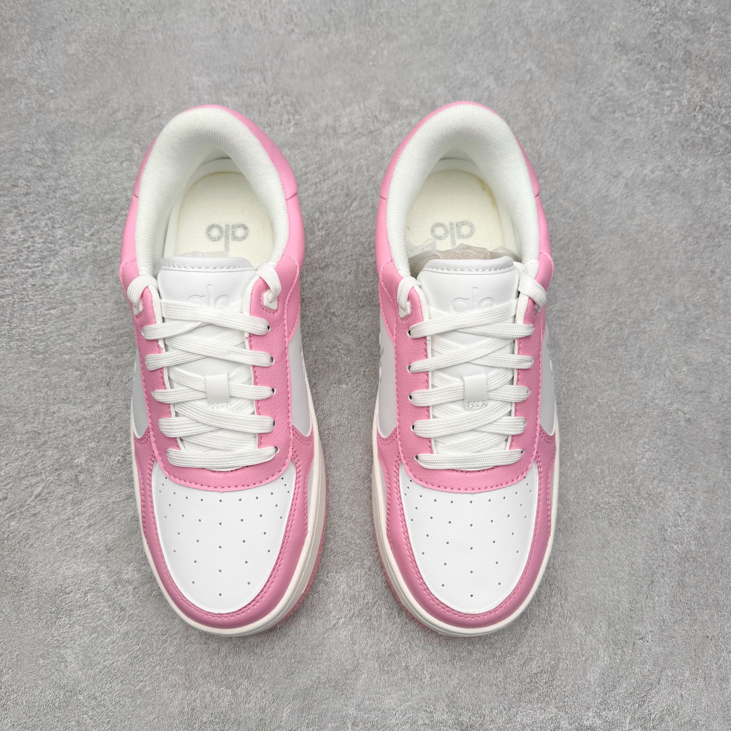 图片[2]-＃福利特价 Alo yoga 易梦玲 Jisoo智秀 等多位明星同款上脚 主打各大平台外贸主推大厂采购原材料多处细节一步到位 生产细节 没得说 一款随意搭配的都好看的鞋子aIo采用增高4cm 主打熊猫色 春夏秋冬四季款 舒适简约板鞋 TPU防滑耐磨鞋底 #alo #alo女孩 #AIo #健身穿搭 #鞋子推荐 #板鞋 尺码：35 36 37 38 39 40 41 42 43 44 45-选品中心