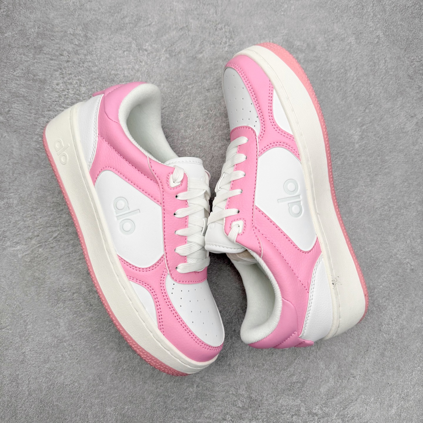 图片[3]-＃福利特价 Alo yoga 易梦玲 Jisoo智秀 等多位明星同款上脚 主打各大平台外贸主推大厂采购原材料多处细节一步到位 生产细节 没得说 一款随意搭配的都好看的鞋子aIo采用增高4cm 主打熊猫色 春夏秋冬四季款 舒适简约板鞋 TPU防滑耐磨鞋底 #alo #alo女孩 #AIo #健身穿搭 #鞋子推荐 #板鞋 尺码：35 36 37 38 39 40 41 42 43 44 45-选品中心