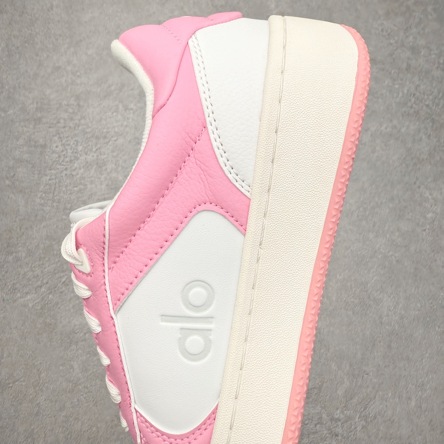 图片[7]-＃福利特价 Alo yoga 易梦玲 Jisoo智秀 等多位明星同款上脚 主打各大平台外贸主推大厂采购原材料多处细节一步到位 生产细节 没得说 一款随意搭配的都好看的鞋子aIo采用增高4cm 主打熊猫色 春夏秋冬四季款 舒适简约板鞋 TPU防滑耐磨鞋底 #alo #alo女孩 #AIo #健身穿搭 #鞋子推荐 #板鞋 尺码：35 36 37 38 39 40 41 42 43 44 45-选品中心