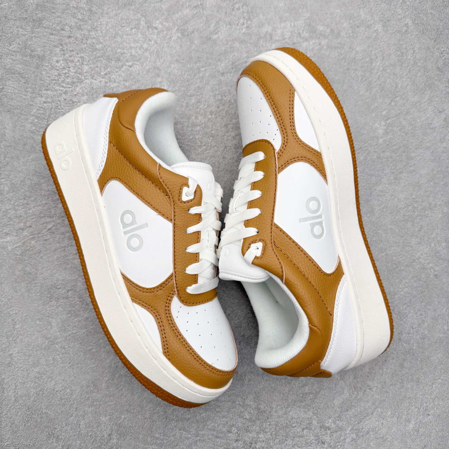 图片[3]-＃福利特价 Alo yoga 易梦玲 Jisoo智秀 等多位明星同款上脚 主打各大平台外贸主推大厂采购原材料多处细节一步到位 生产细节 没得说 一款随意搭配的都好看的鞋子aIo采用增高4cm 主打熊猫色 春夏秋冬四季款 舒适简约板鞋 TPU防滑耐磨鞋底 #alo #alo女孩 #AIo #健身穿搭 #鞋子推荐 #板鞋 尺码：35 36 37 38 39 40 41 42 43 44 45-选品中心