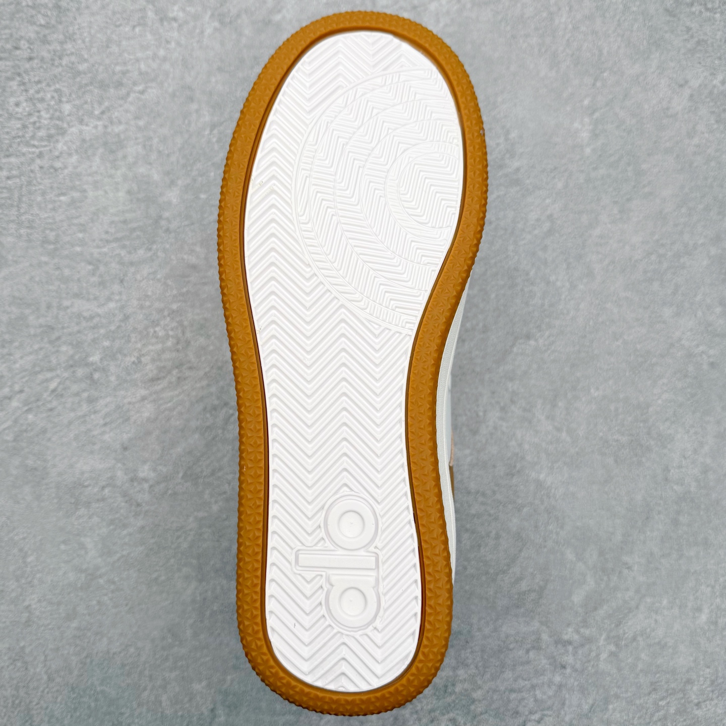 图片[9]-＃福利特价 Alo yoga 易梦玲 Jisoo智秀 等多位明星同款上脚 主打各大平台外贸主推大厂采购原材料多处细节一步到位 生产细节 没得说 一款随意搭配的都好看的鞋子aIo采用增高4cm 主打熊猫色 春夏秋冬四季款 舒适简约板鞋 TPU防滑耐磨鞋底 #alo #alo女孩 #AIo #健身穿搭 #鞋子推荐 #板鞋 尺码：35 36 37 38 39 40 41 42 43 44 45-选品中心