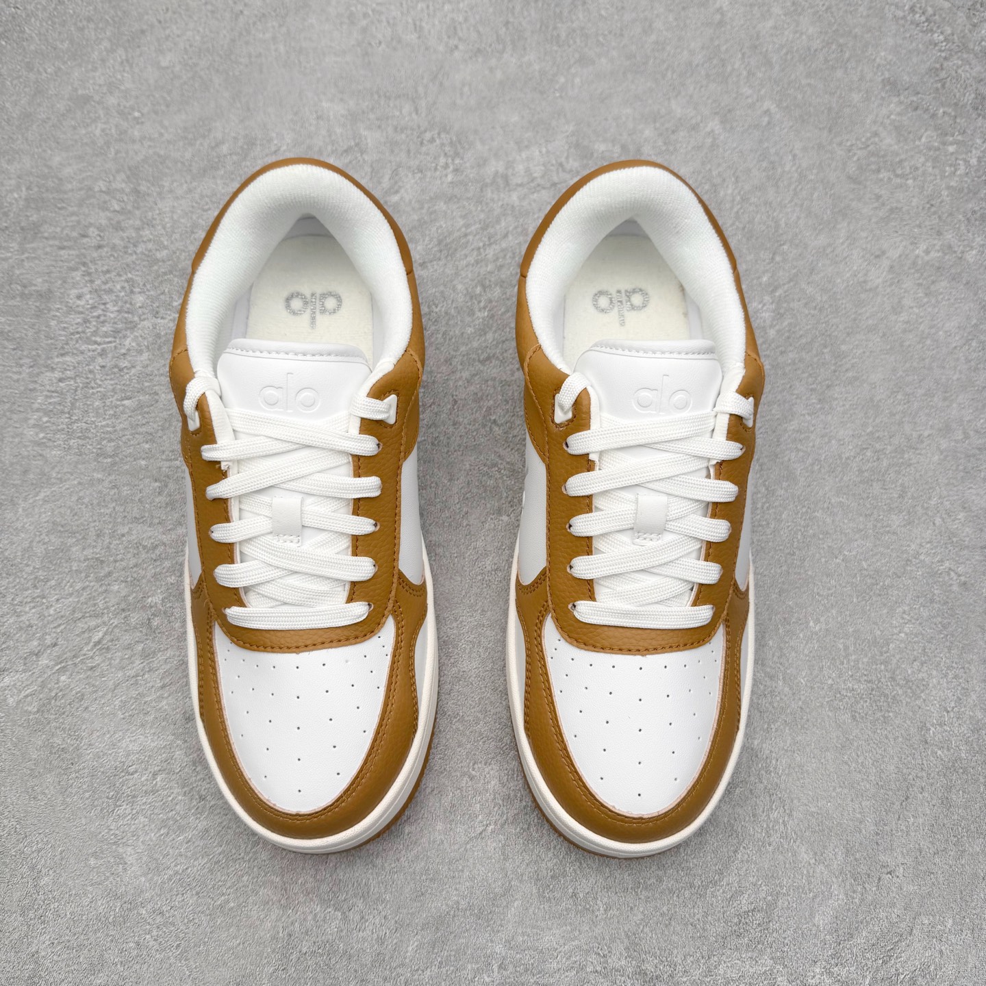 图片[2]-＃福利特价 Alo yoga 易梦玲 Jisoo智秀 等多位明星同款上脚 主打各大平台外贸主推大厂采购原材料多处细节一步到位 生产细节 没得说 一款随意搭配的都好看的鞋子aIo采用增高4cm 主打熊猫色 春夏秋冬四季款 舒适简约板鞋 TPU防滑耐磨鞋底 #alo #alo女孩 #AIo #健身穿搭 #鞋子推荐 #板鞋 尺码：35 36 37 38 39 40 41 42 43 44 45-选品中心