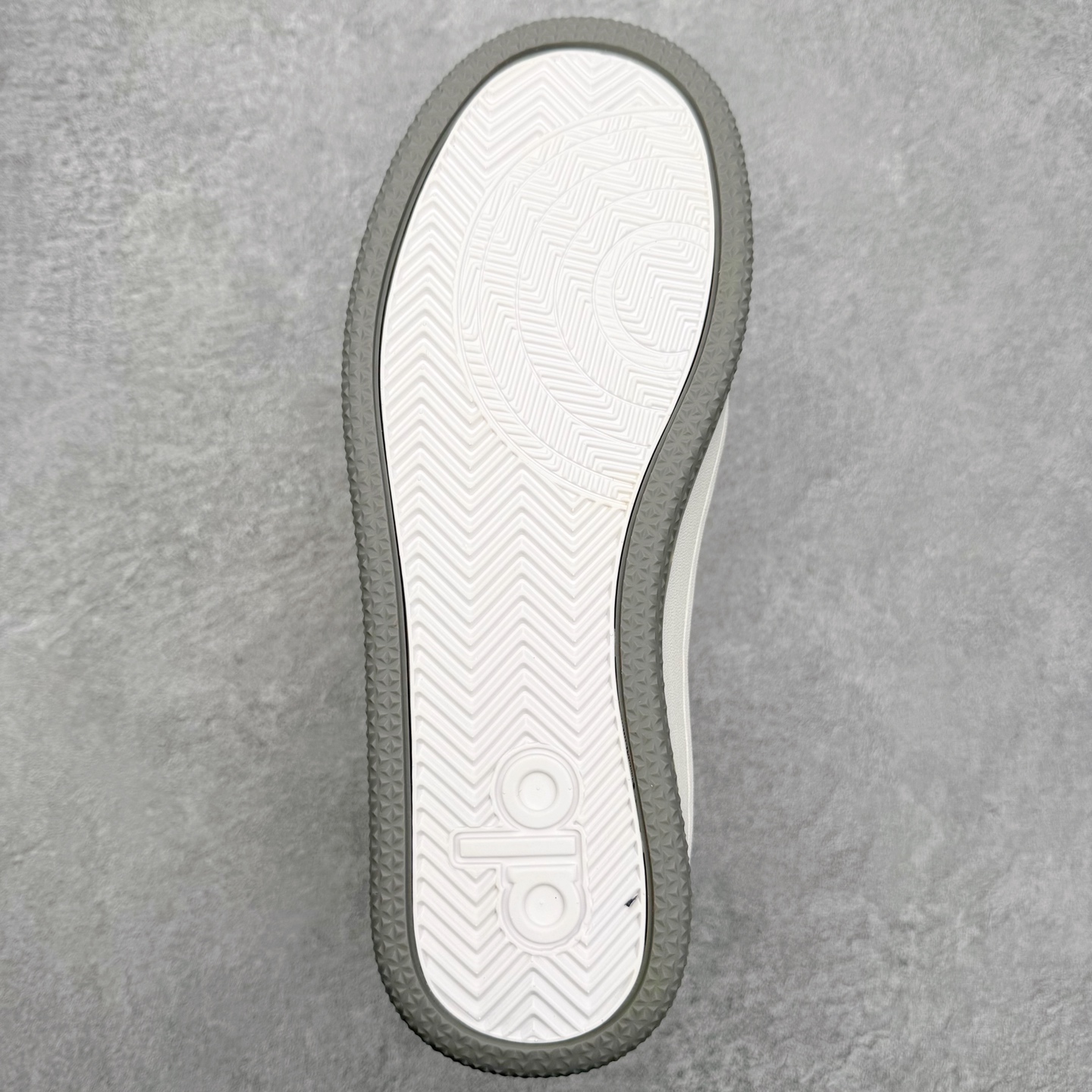 图片[9]-＃福利特价 Alo yoga 易梦玲 Jisoo智秀 等多位明星同款上脚 主打各大平台外贸主推大厂采购原材料多处细节一步到位 生产细节 没得说 一款随意搭配的都好看的鞋子aIo采用增高4cm 主打熊猫色 春夏秋冬四季款 舒适简约板鞋 TPU防滑耐磨鞋底 #alo #alo女孩 #AIo #健身穿搭 #鞋子推荐 #板鞋 尺码：35 36 37 38 39 40 41 42 43 44 45-选品中心