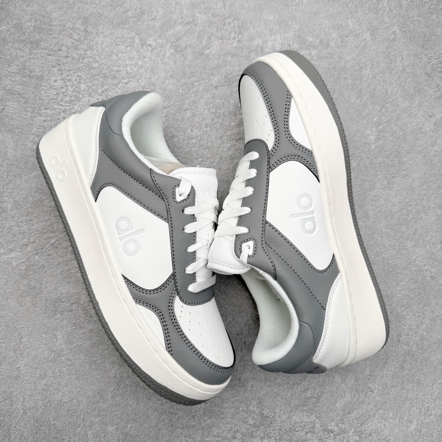 图片[3]-＃福利特价 Alo yoga 易梦玲 Jisoo智秀 等多位明星同款上脚 主打各大平台外贸主推大厂采购原材料多处细节一步到位 生产细节 没得说 一款随意搭配的都好看的鞋子aIo采用增高4cm 主打熊猫色 春夏秋冬四季款 舒适简约板鞋 TPU防滑耐磨鞋底 #alo #alo女孩 #AIo #健身穿搭 #鞋子推荐 #板鞋 尺码：35 36 37 38 39 40 41 42 43 44 45-选品中心