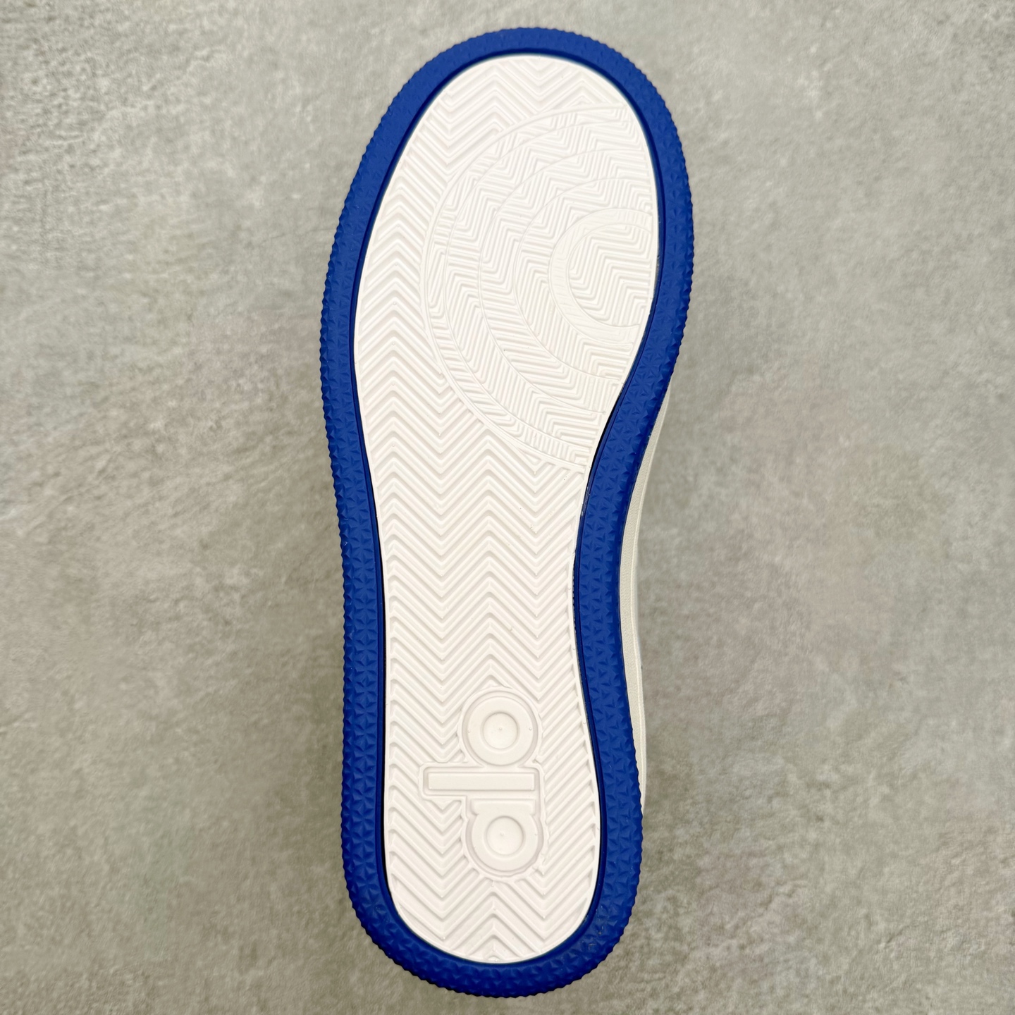 图片[9]-＃福利特价 Alo yoga 易梦玲 Jisoo智秀 等多位明星同款上脚 主打各大平台外贸主推大厂采购原材料多处细节一步到位 生产细节 没得说 一款随意搭配的都好看的鞋子aIo采用增高4cm 主打熊猫色 春夏秋冬四季款 舒适简约板鞋 TPU防滑耐磨鞋底 #alo #alo女孩 #AIo #健身穿搭 #鞋子推荐 #板鞋 尺码：35 36 37 38 39 40 41 42 43 44 45-选品中心