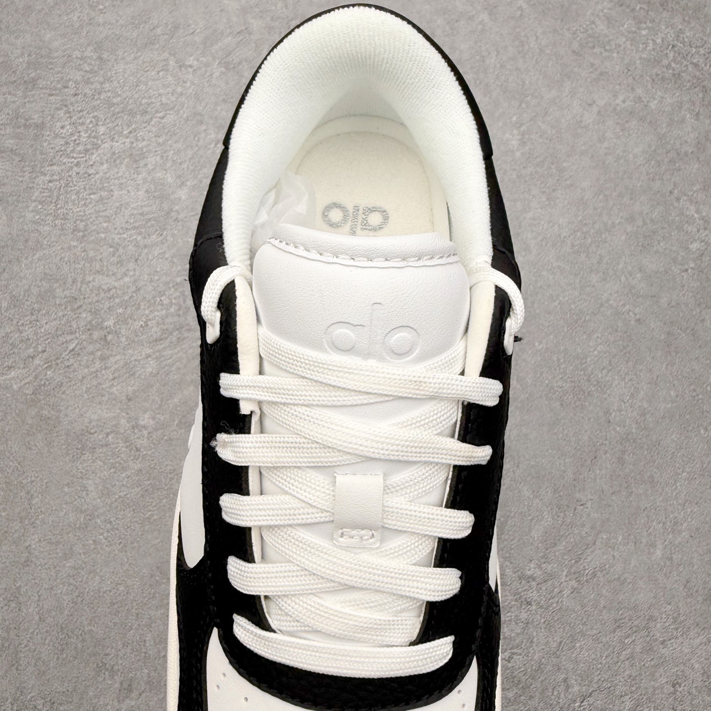 图片[5]-＃福利特价 Alo yoga 易梦玲 Jisoo智秀 等多位明星同款上脚 主打各大平台外贸主推大厂采购原材料多处细节一步到位 生产细节 没得说 一款随意搭配的都好看的鞋子aIo采用增高4cm 主打熊猫色 春夏秋冬四季款 舒适简约板鞋 TPU防滑耐磨鞋底 #alo #alo女孩 #AIo #健身穿搭 #鞋子推荐 #板鞋 尺码：35 36 37 38 39 40 41 42 43 44 45-选品中心