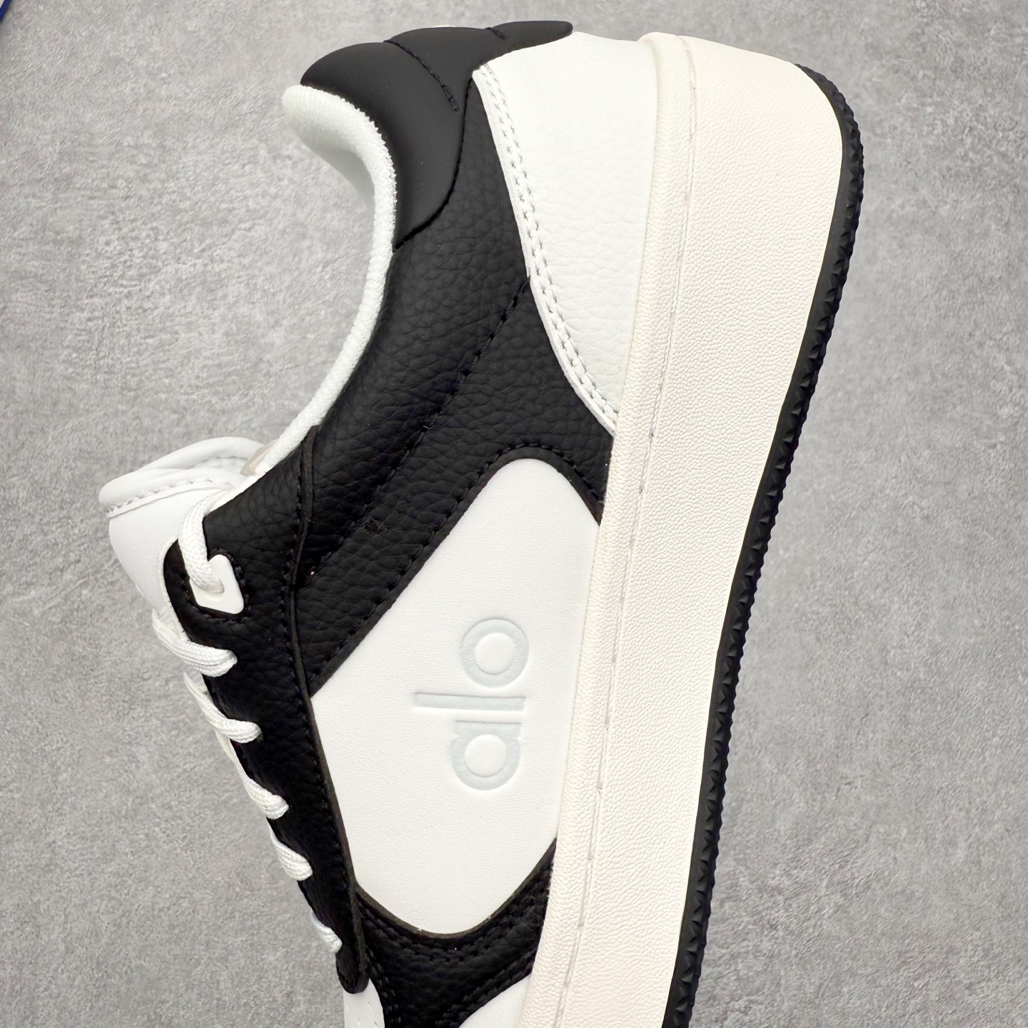 图片[7]-＃福利特价 Alo yoga 易梦玲 Jisoo智秀 等多位明星同款上脚 主打各大平台外贸主推大厂采购原材料多处细节一步到位 生产细节 没得说 一款随意搭配的都好看的鞋子aIo采用增高4cm 主打熊猫色 春夏秋冬四季款 舒适简约板鞋 TPU防滑耐磨鞋底 #alo #alo女孩 #AIo #健身穿搭 #鞋子推荐 #板鞋 尺码：35 36 37 38 39 40 41 42 43 44 45-选品中心