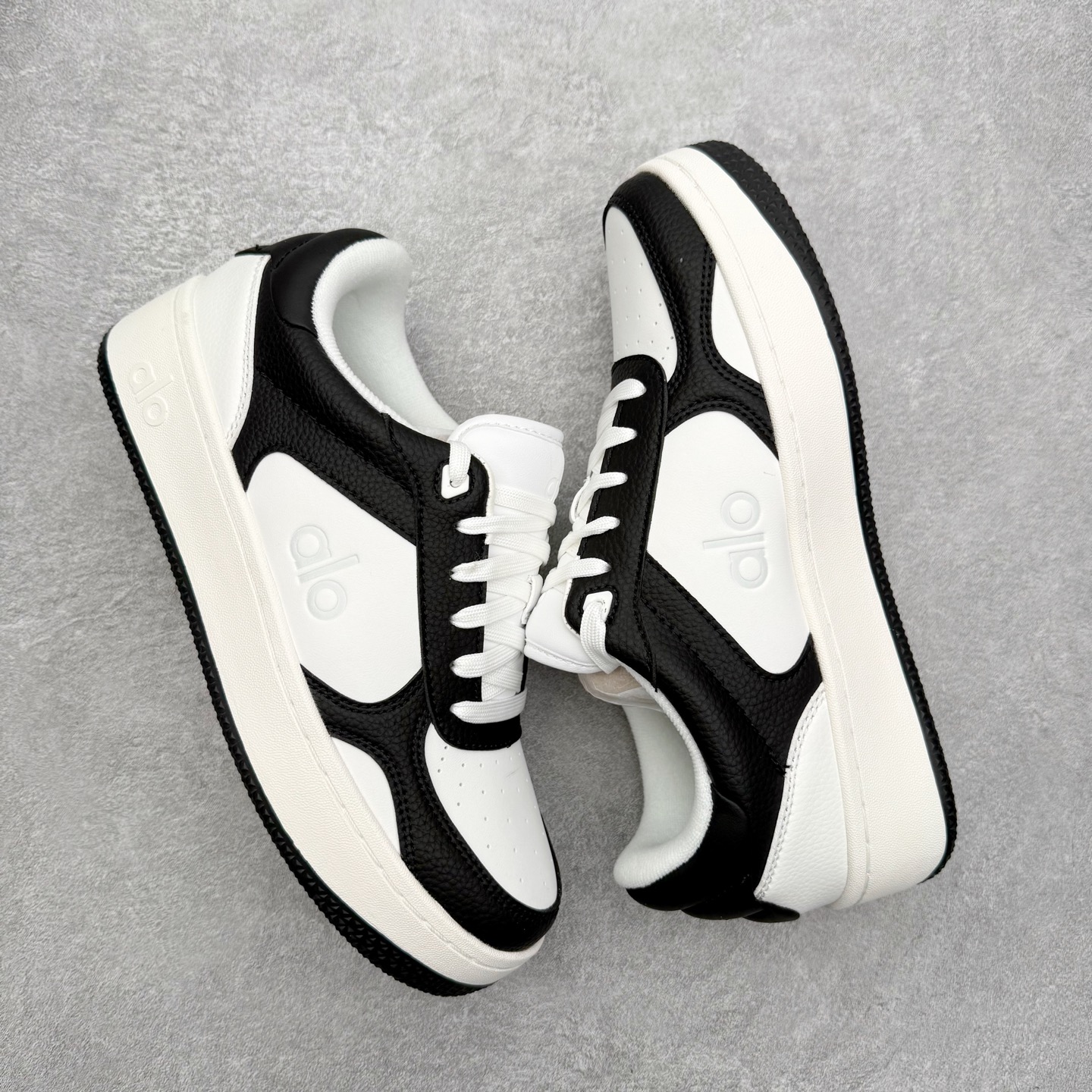 图片[3]-＃福利特价 Alo yoga 易梦玲 Jisoo智秀 等多位明星同款上脚 主打各大平台外贸主推大厂采购原材料多处细节一步到位 生产细节 没得说 一款随意搭配的都好看的鞋子aIo采用增高4cm 主打熊猫色 春夏秋冬四季款 舒适简约板鞋 TPU防滑耐磨鞋底 #alo #alo女孩 #AIo #健身穿搭 #鞋子推荐 #板鞋 尺码：35 36 37 38 39 40 41 42 43 44 45-选品中心