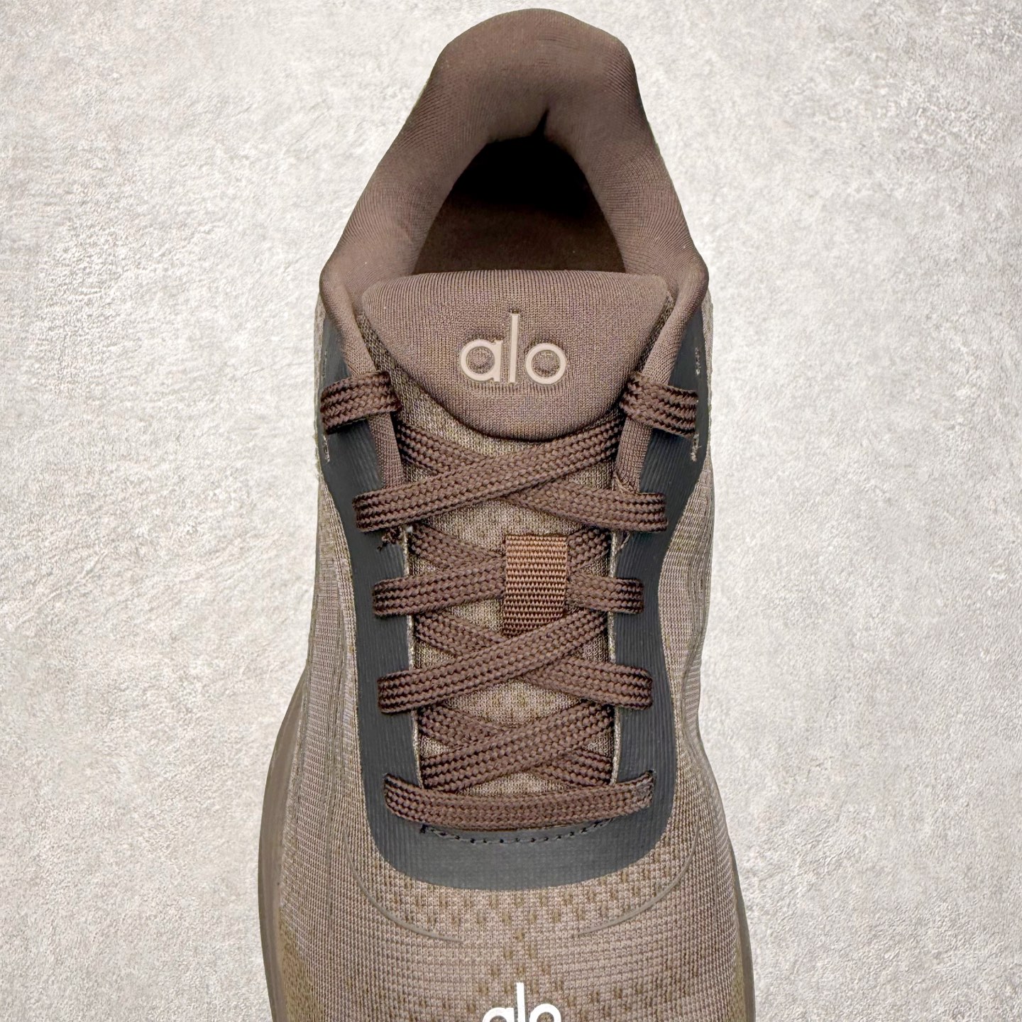 图片[5]-＃福利特价 Alo yoga Alo Runner 舒适百搭防滑耐磨低帮跑步鞋 Alo Yoga于2007年创立于洛杉矶，意在传播有意识的运动，同时激发人们的健康意识与创造力。品牌的核心理念在于制作能够带来完美体验的瑜伽服饰与功能性单品，让有意识的运动触入并改变生活。Alo Yoga将其设计延伸到日常服饰概念，坚持不懈地捕捉当代时尚潮流，将品牌的运动美学理念、精致前卫的设计与舒适功能面料完美结合。与此同时，Alo Yoga的设计受到了时尚界人士与名人们的追捧，Talor Swift、Kendall Jenner等街拍照片中都曾出现品牌不同单品的身影。尺码：36 36.5 37.5 38 38.5 39 40 40.5 41 42 42.5 43 44 44.5 45-选品中心