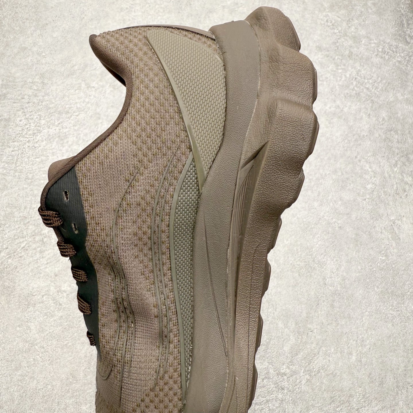 图片[7]-＃福利特价 Alo yoga Alo Runner 舒适百搭防滑耐磨低帮跑步鞋 Alo Yoga于2007年创立于洛杉矶，意在传播有意识的运动，同时激发人们的健康意识与创造力。品牌的核心理念在于制作能够带来完美体验的瑜伽服饰与功能性单品，让有意识的运动触入并改变生活。Alo Yoga将其设计延伸到日常服饰概念，坚持不懈地捕捉当代时尚潮流，将品牌的运动美学理念、精致前卫的设计与舒适功能面料完美结合。与此同时，Alo Yoga的设计受到了时尚界人士与名人们的追捧，Talor Swift、Kendall Jenner等街拍照片中都曾出现品牌不同单品的身影。尺码：36 36.5 37.5 38 38.5 39 40 40.5 41 42 42.5 43 44 44.5 45-选品中心