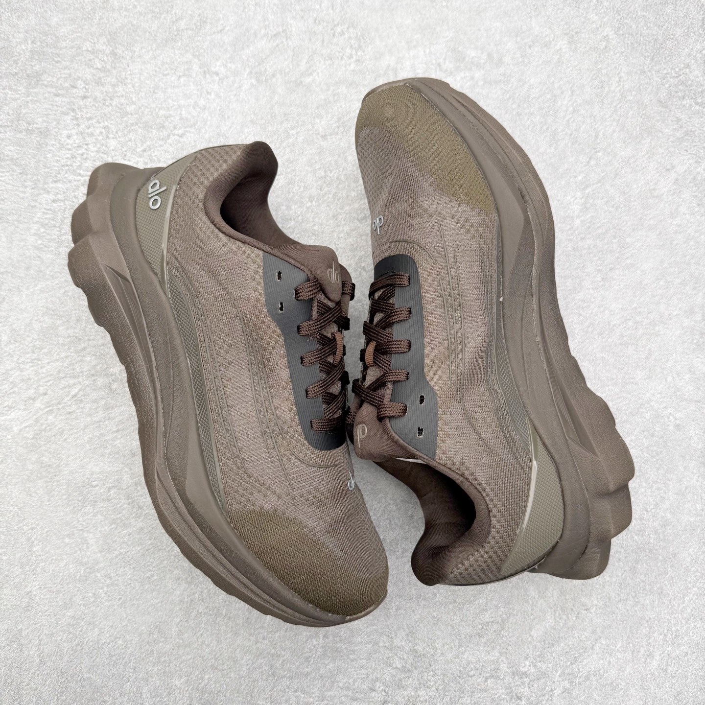 图片[3]-＃福利特价 Alo yoga Alo Runner 舒适百搭防滑耐磨低帮跑步鞋 Alo Yoga于2007年创立于洛杉矶，意在传播有意识的运动，同时激发人们的健康意识与创造力。品牌的核心理念在于制作能够带来完美体验的瑜伽服饰与功能性单品，让有意识的运动触入并改变生活。Alo Yoga将其设计延伸到日常服饰概念，坚持不懈地捕捉当代时尚潮流，将品牌的运动美学理念、精致前卫的设计与舒适功能面料完美结合。与此同时，Alo Yoga的设计受到了时尚界人士与名人们的追捧，Talor Swift、Kendall Jenner等街拍照片中都曾出现品牌不同单品的身影。尺码：36 36.5 37.5 38 38.5 39 40 40.5 41 42 42.5 43 44 44.5 45-选品中心